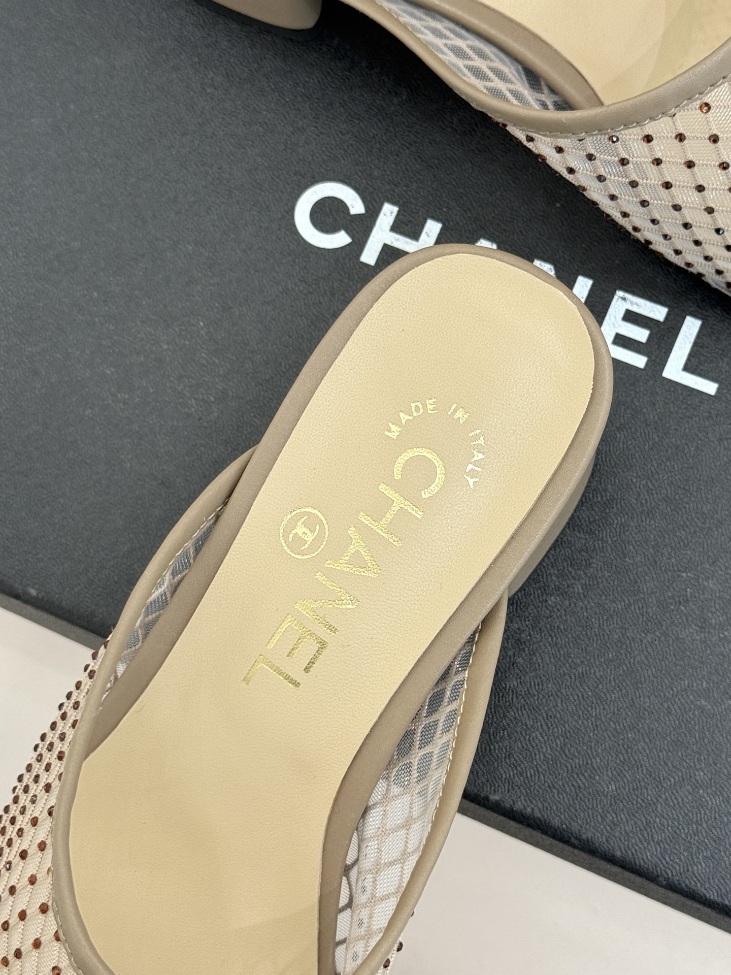 CHANE* ｜小香经典水钻网纱一脚蹬穆勒鞋粗跟半拖以法式奢雅重构慵懒时髦。通透网纱轻覆脚背 满钻如星河