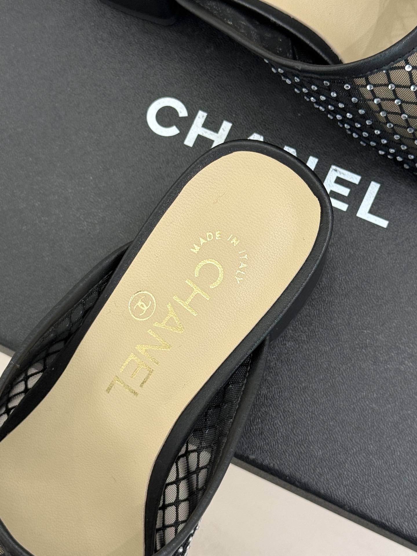 CHANE* ｜小香经典水钻网纱一脚蹬穆勒鞋粗跟半拖以法式奢雅重构慵懒时髦。通透网纱轻覆脚背 满钻如星河