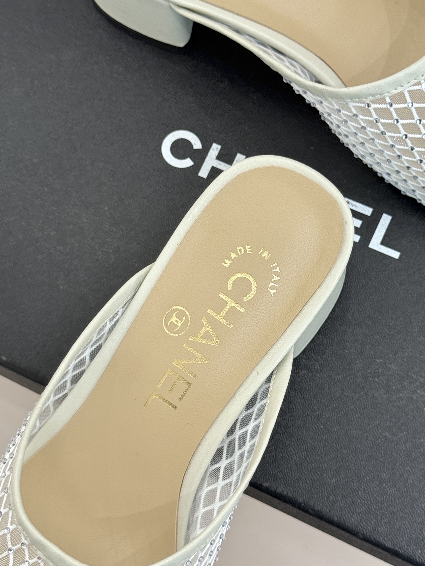 CHANE* ｜小香经典水钻网纱一脚蹬穆勒鞋粗跟半拖以法式奢雅重构慵懒时髦。通透网纱轻覆脚背 满钻如星河