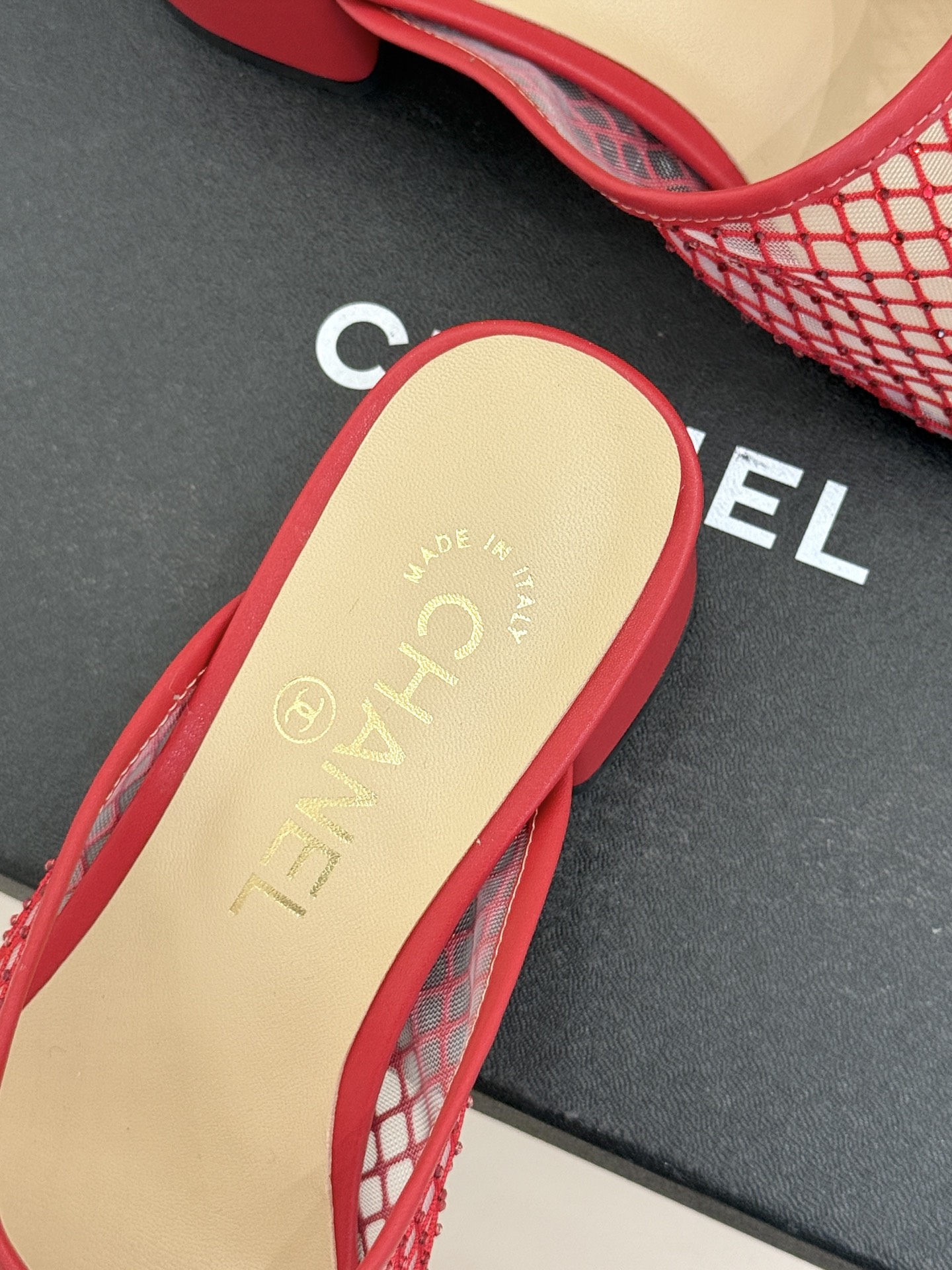 CHANE* ｜小香经典水钻网纱一脚蹬穆勒鞋粗跟半拖以法式奢雅重构慵懒时髦。通透网纱轻覆脚背 满钻如星河