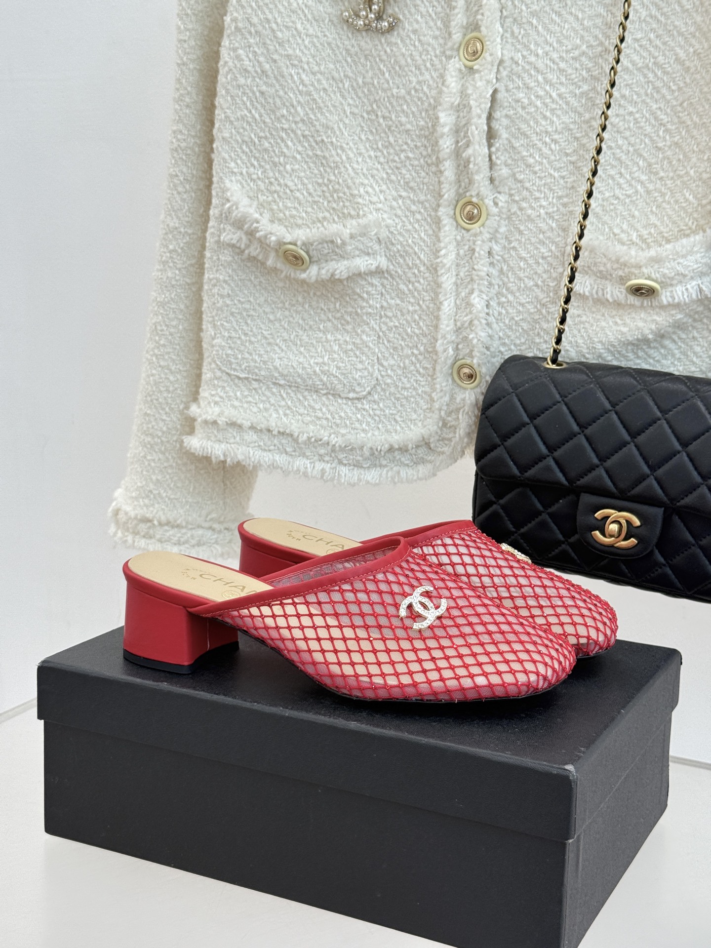 CHANE* ｜小香经典水钻网纱一脚蹬穆勒鞋粗跟半拖以法式奢雅重构慵懒时髦。通透网纱轻覆脚背 满钻如星河