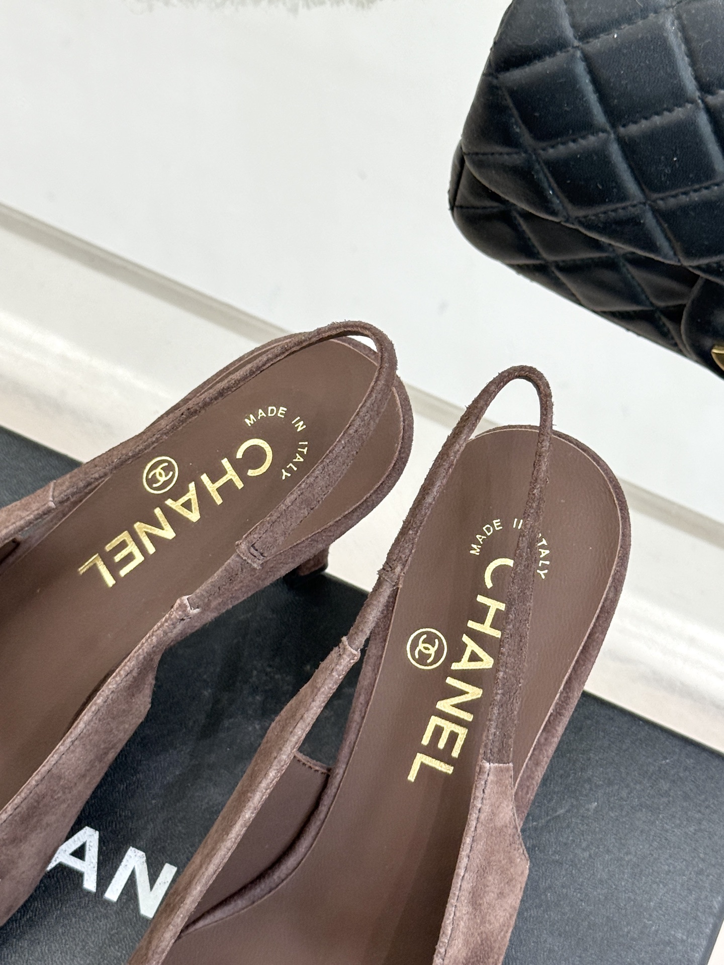 CHANE* ｜小香26P双C方头高跟后空凉鞋巴黎大皇宫秀场焦点以复古方头重塑经典 。利落方头修饰脚型 
