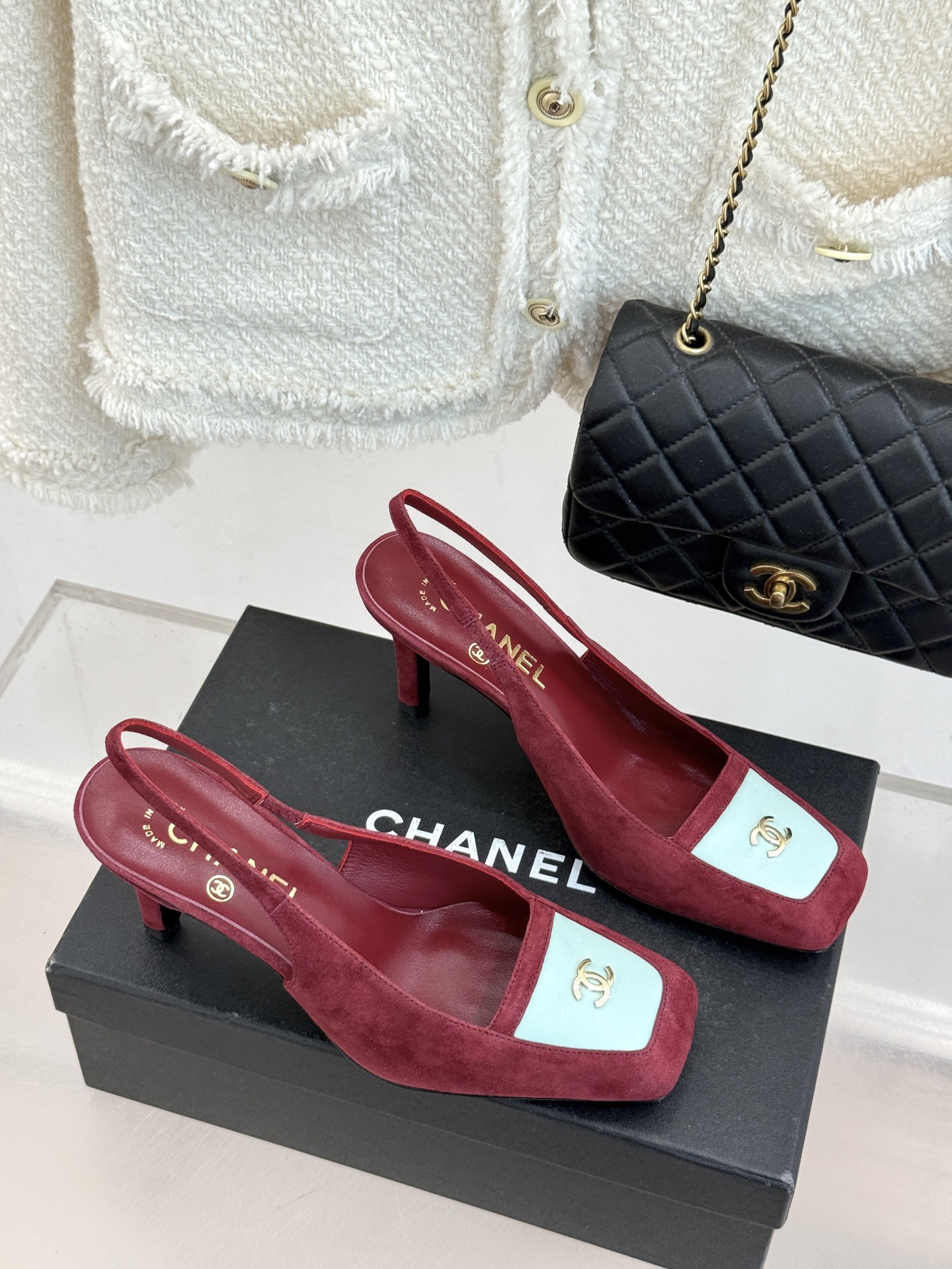 CHANE* ｜小香26P双C方头高跟后空凉鞋巴黎大皇宫秀场焦点以复古方头重塑经典 。利落方头修饰脚型 