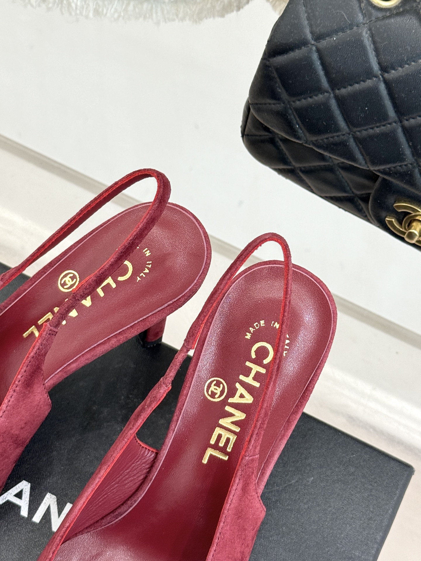 CHANE* ｜小香26P双C方头高跟后空凉鞋巴黎大皇宫秀场焦点以复古方头重塑经典 。利落方头修饰脚型 