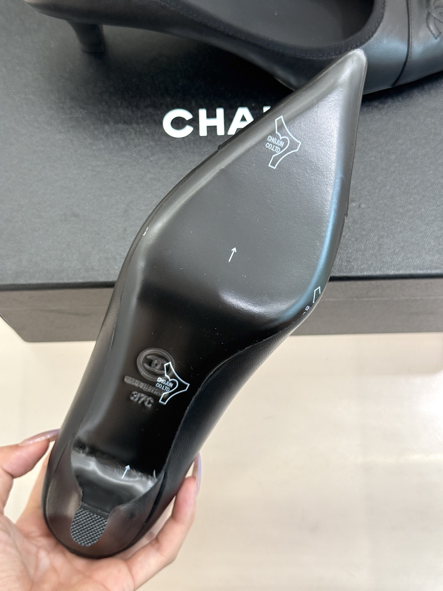 CHANE*｜小香26C双C尖头拼色高跟鞋以拼色美学重塑经典格调。细腻小羊皮与质感面料碰撞撞色纹路勾勒出