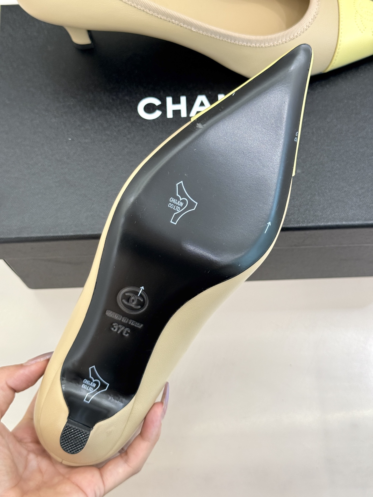 CHANE*｜小香26C双C尖头拼色高跟鞋以拼色美学重塑经典格调。细腻小羊皮与质感面料碰撞撞色纹路勾勒出