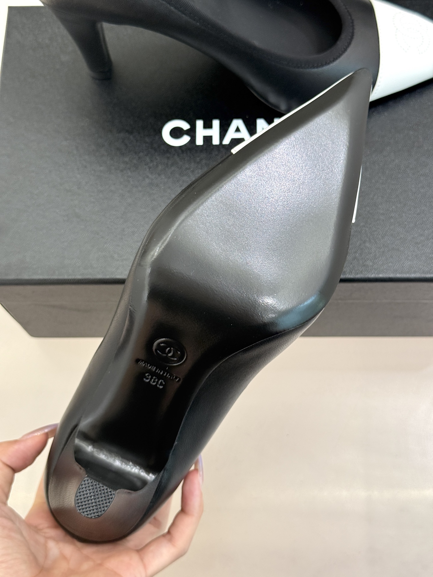 CHANE*｜小香26C双C尖头拼色高跟鞋以拼色美学重塑经典格调。细腻小羊皮与质感面料碰撞撞色纹路勾勒出