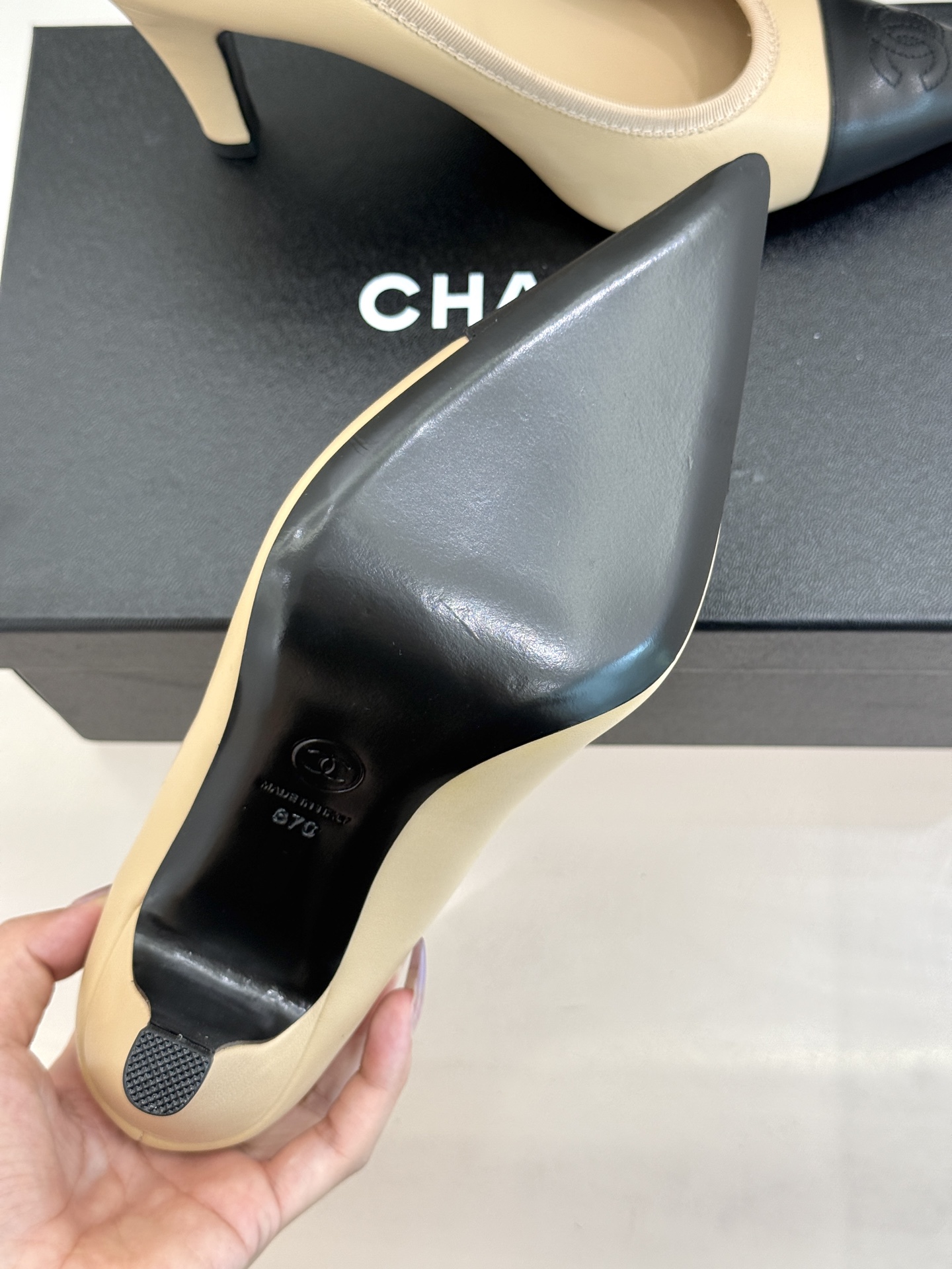 CHANE*｜小香26C双C尖头拼色高跟鞋以拼色美学重塑经典格调。细腻小羊皮与质感面料碰撞撞色纹路勾勒出