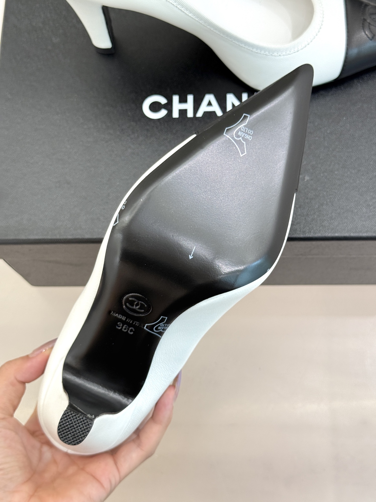 CHANE*｜小香26C双C尖头拼色高跟鞋以拼色美学重塑经典格调。细腻小羊皮与质感面料碰撞撞色纹路勾勒出