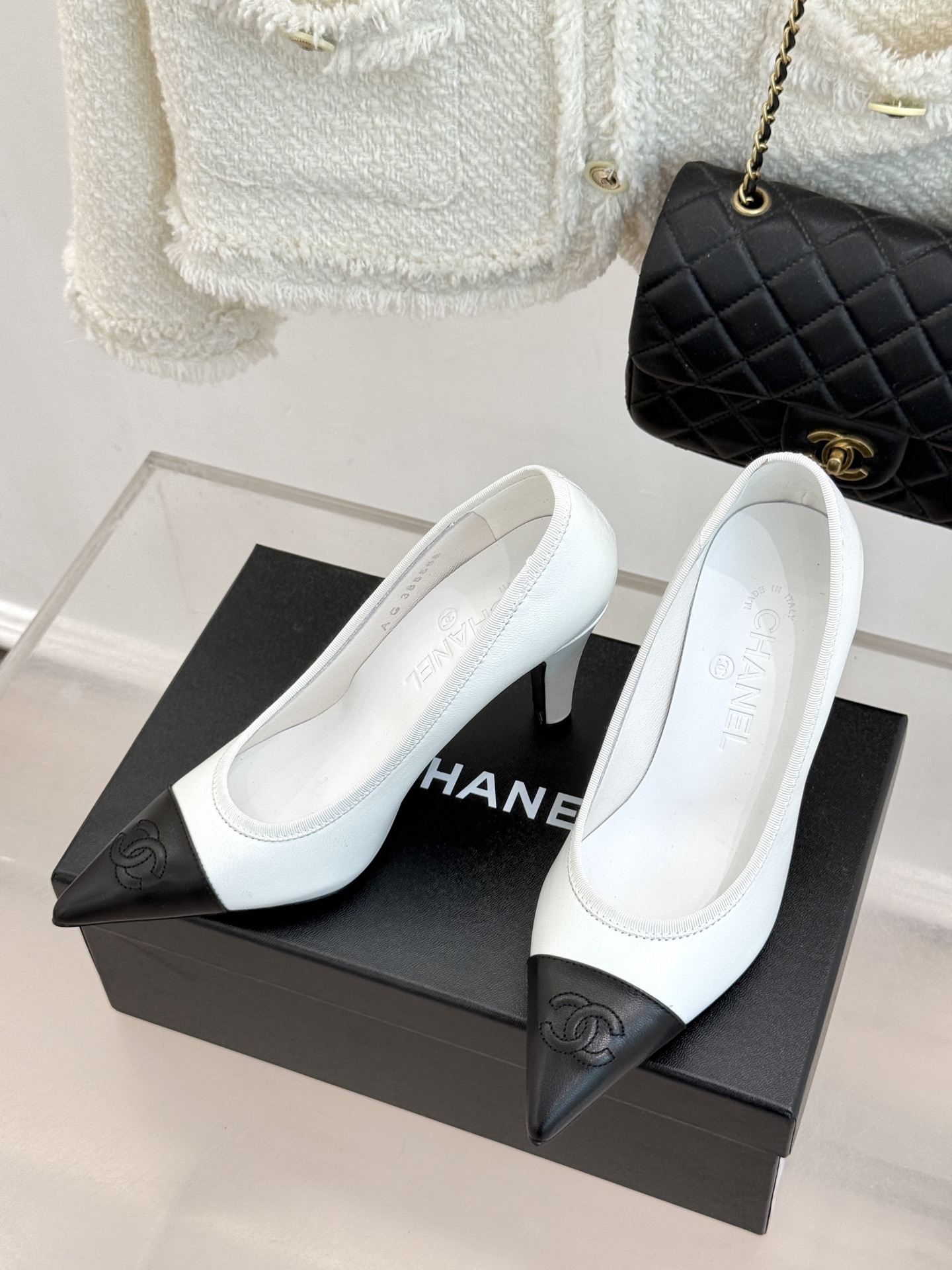 CHANE*｜小香26C双C尖头拼色高跟鞋以拼色美学重塑经典格调。细腻小羊皮与质感面料碰撞撞色纹路勾勒出