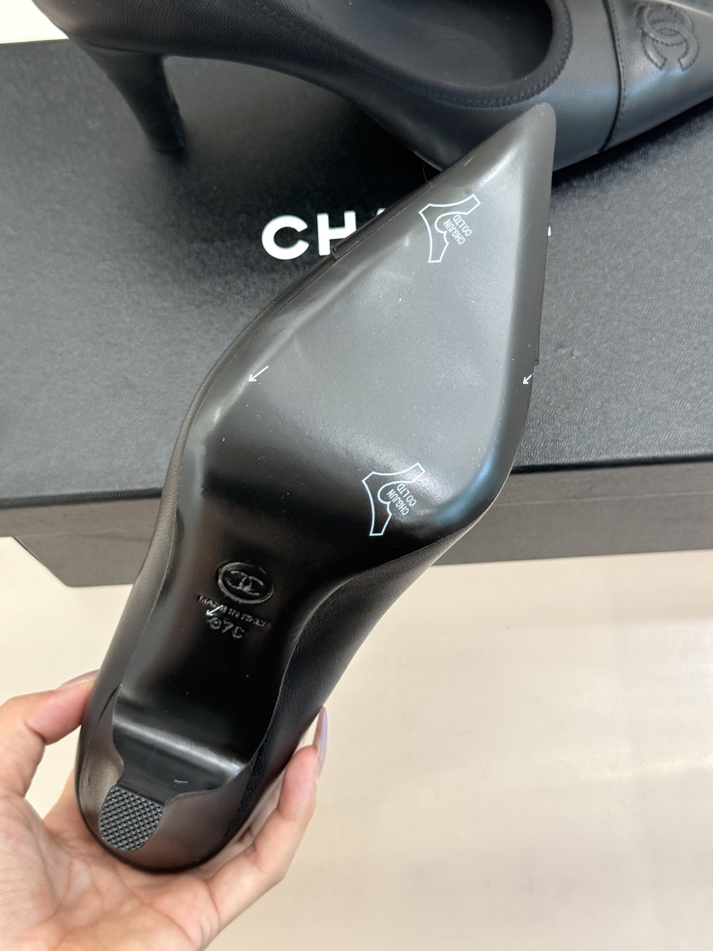 CHANE*｜小香26C双C尖头拼色高跟鞋以拼色美学重塑经典格调。细腻小羊皮与质感面料碰撞撞色纹路勾勒出