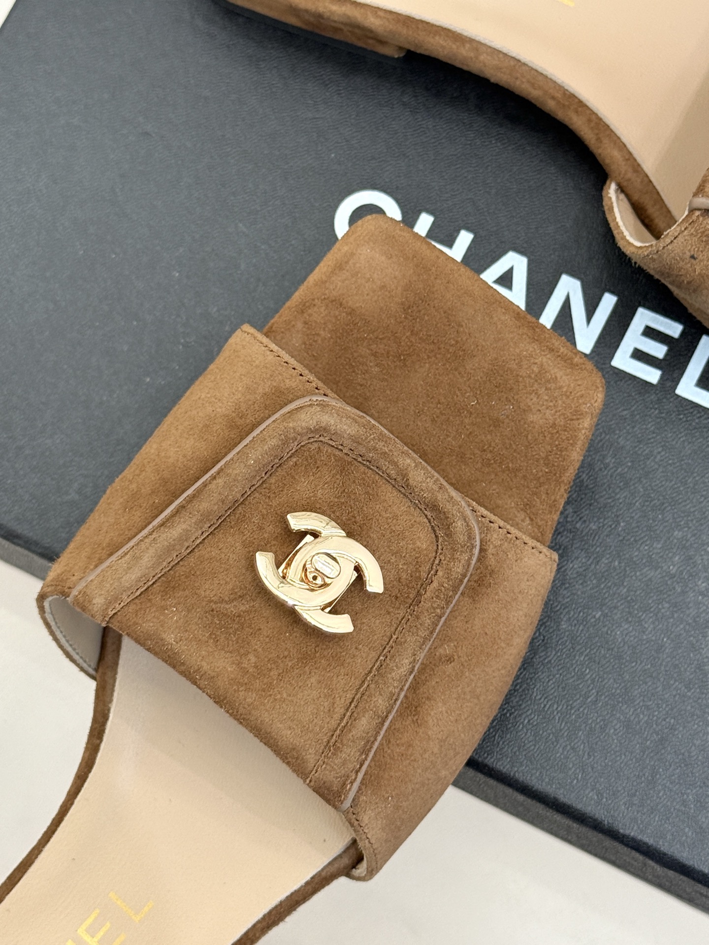 CHANE*｜小香26S新品双C书包扣大方头拖鞋以复古方头重塑夏日步调将经典符号化作足下锋芒。利落大方头