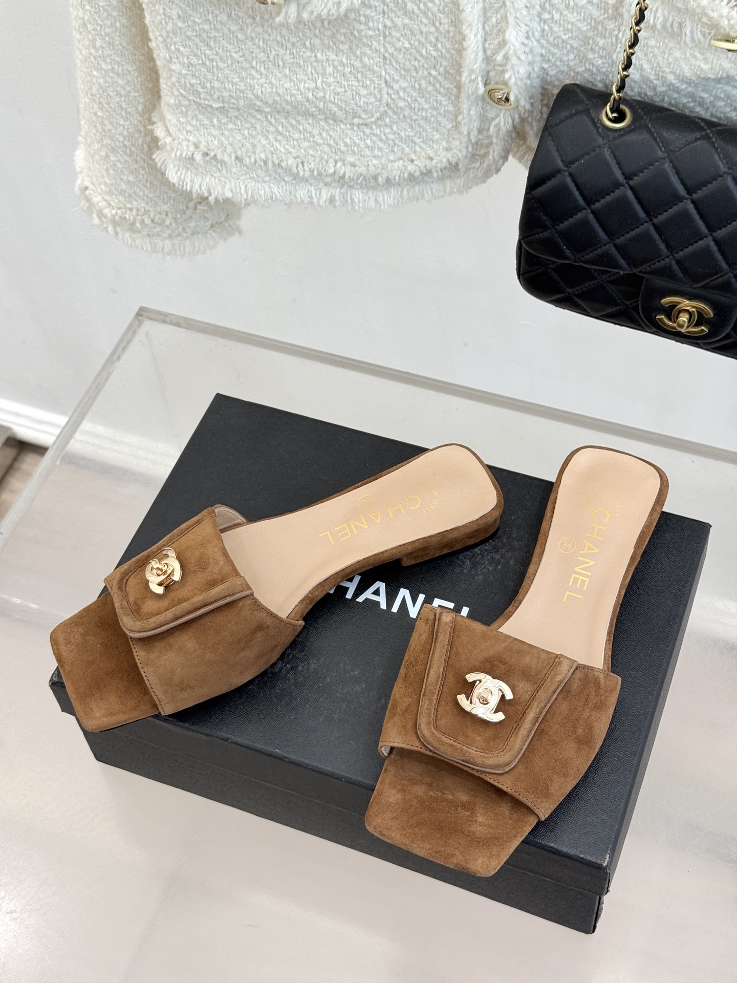 CHANE*｜小香26S新品双C书包扣大方头拖鞋以复古方头重塑夏日步调将经典符号化作足下锋芒。利落大方头
