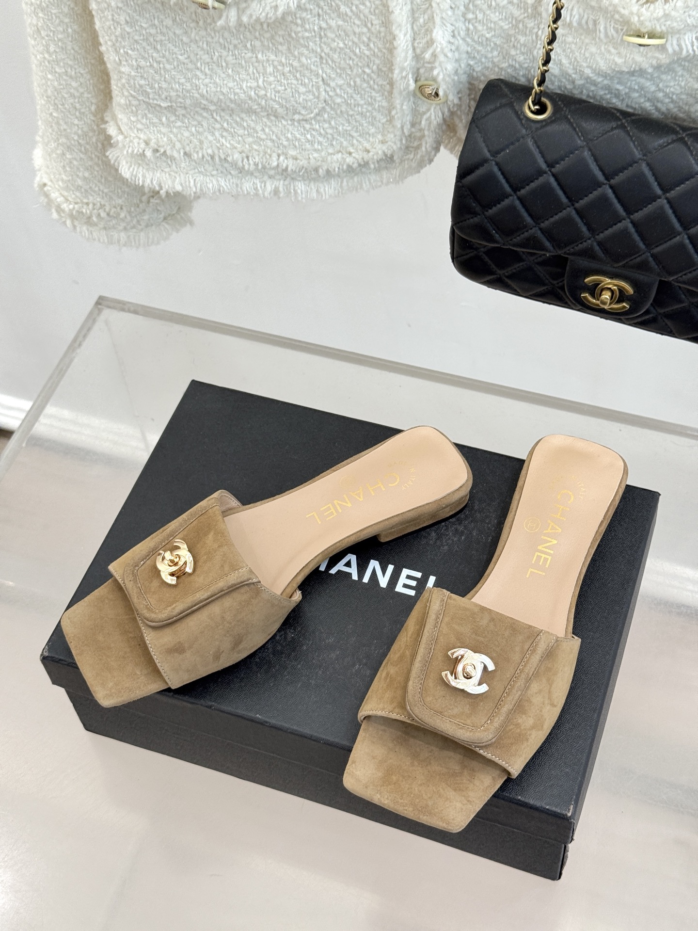CHANE*｜小香26S新品双C书包扣大方头拖鞋以复古方头重塑夏日步调将经典符号化作足下锋芒。利落大方头