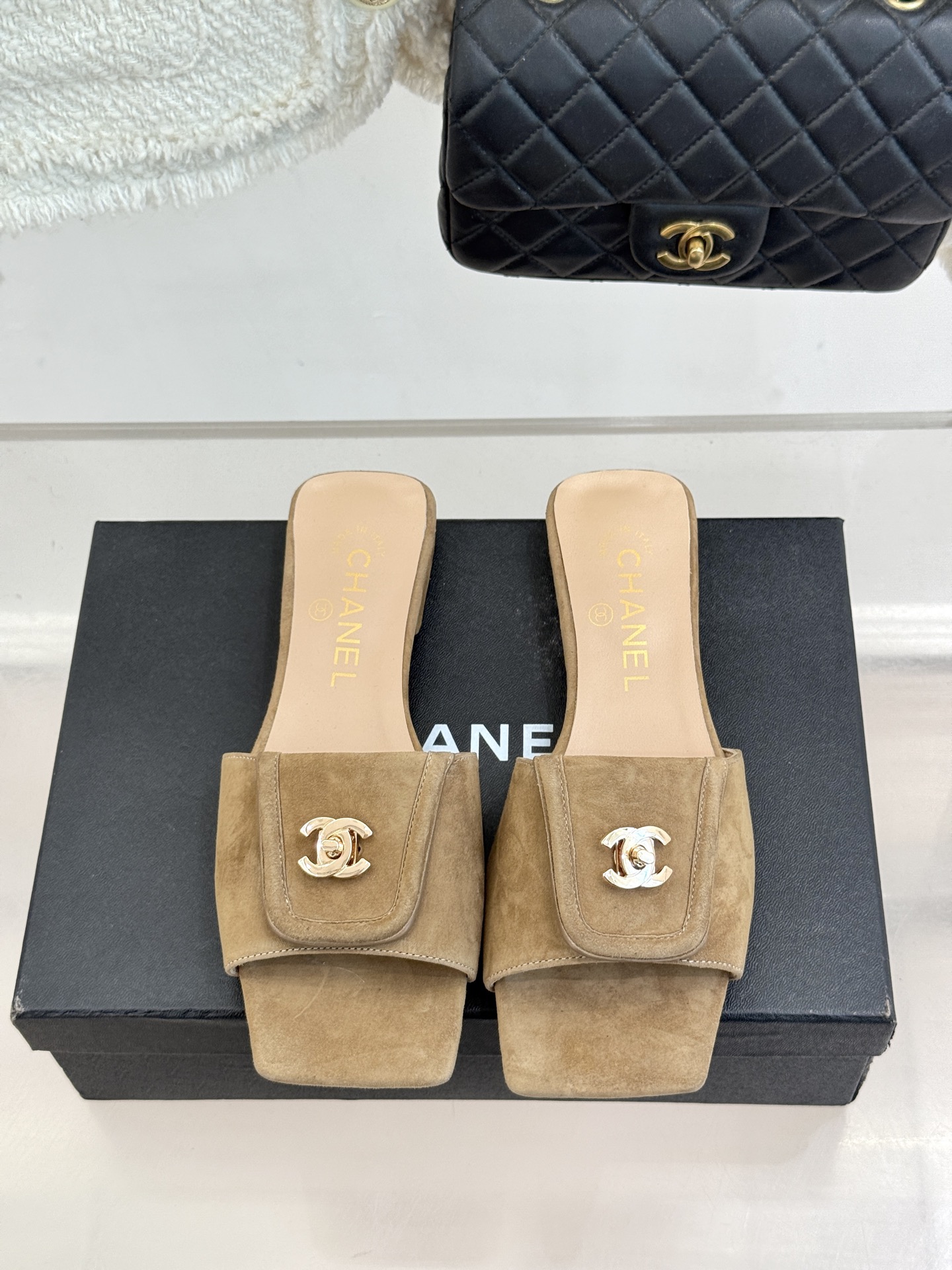 CHANE*｜小香26S新品双C书包扣大方头拖鞋以复古方头重塑夏日步调将经典符号化作足下锋芒。利落大方头