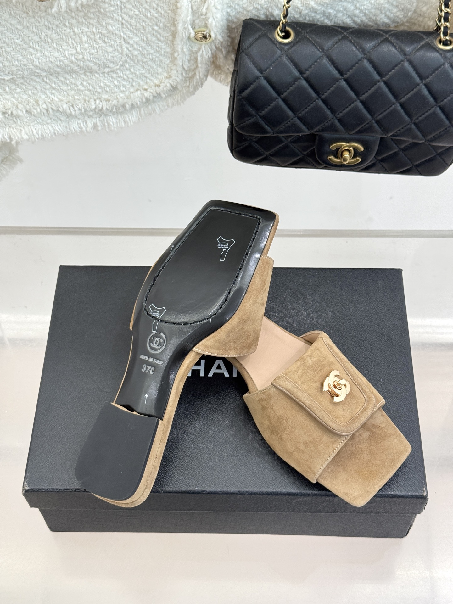 CHANE*｜小香26S新品双C书包扣大方头拖鞋以复古方头重塑夏日步调将经典符号化作足下锋芒。利落大方头