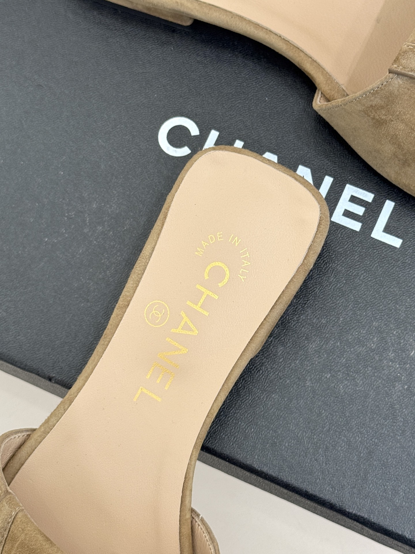 CHANE*｜小香26S新品双C书包扣大方头拖鞋以复古方头重塑夏日步调将经典符号化作足下锋芒。利落大方头
