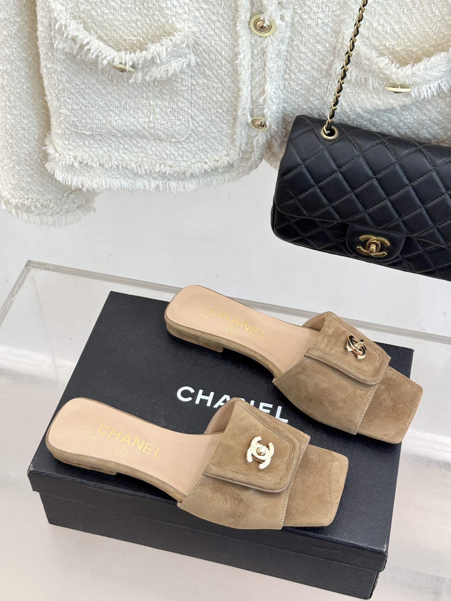 CHANE*｜小香26S新品双C书包扣大方头拖鞋以复古方头重塑夏日步调将经典符号化作足下锋芒。利落大方头