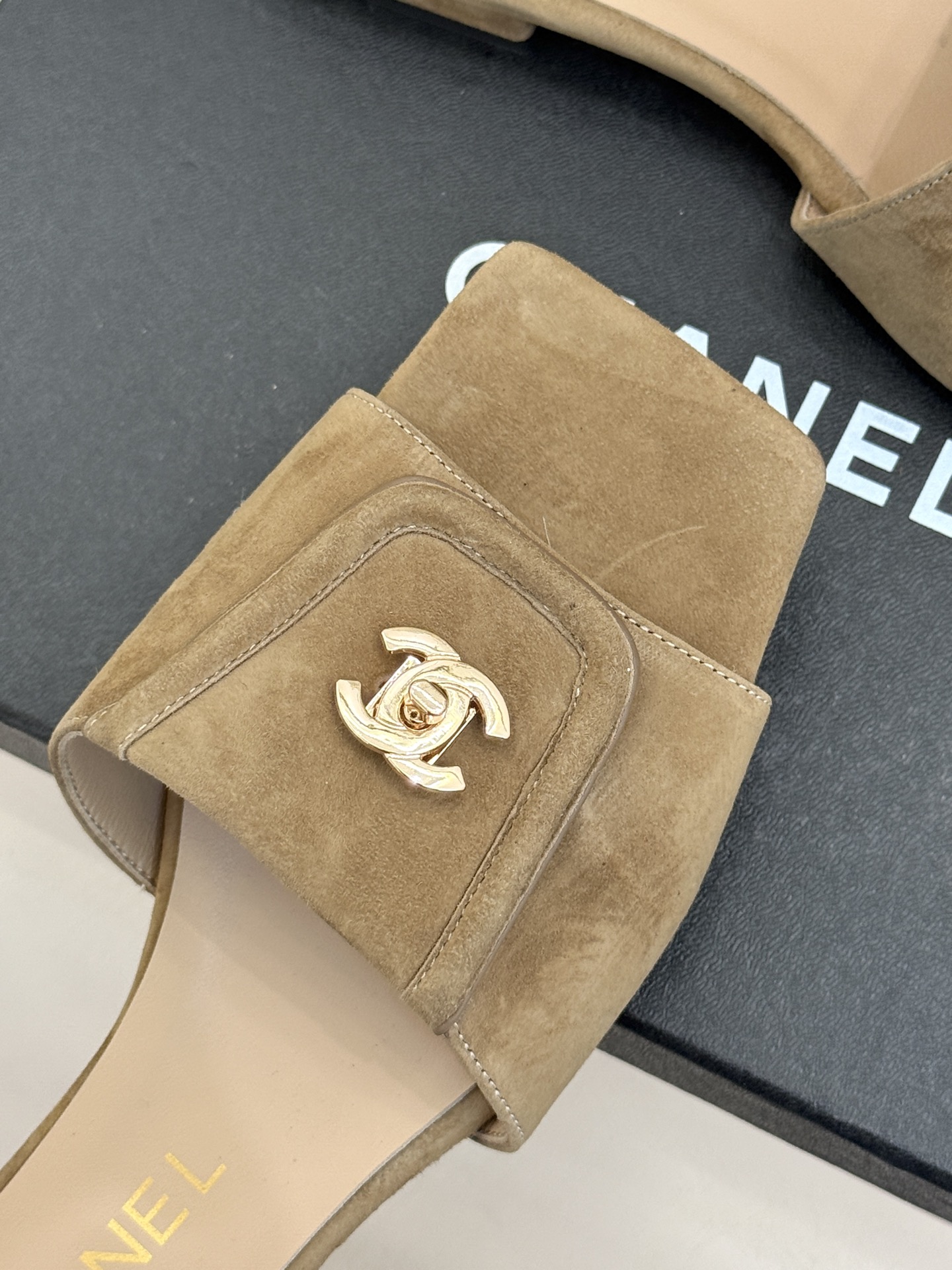 CHANE*｜小香26S新品双C书包扣大方头拖鞋以复古方头重塑夏日步调将经典符号化作足下锋芒。利落大方头
