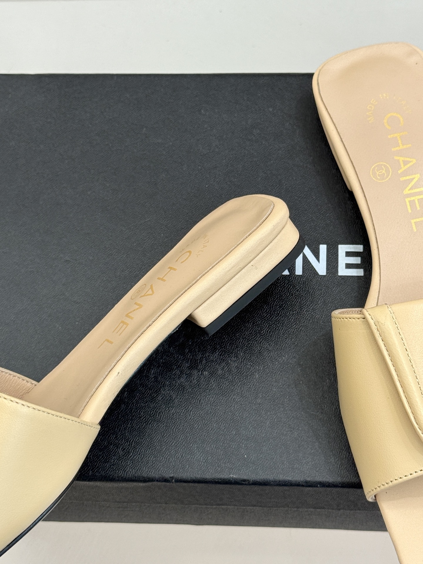 CHANE*｜小香26S新品双C书包扣大方头拖鞋以复古方头重塑夏日步调将经典符号化作足下锋芒。利落大方头