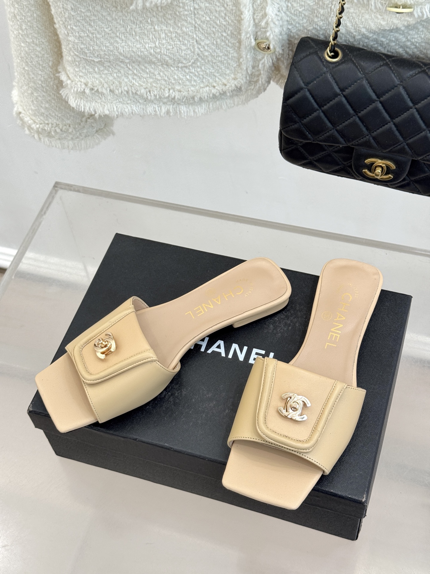 CHANE*｜小香26S新品双C书包扣大方头拖鞋以复古方头重塑夏日步调将经典符号化作足下锋芒。利落大方头