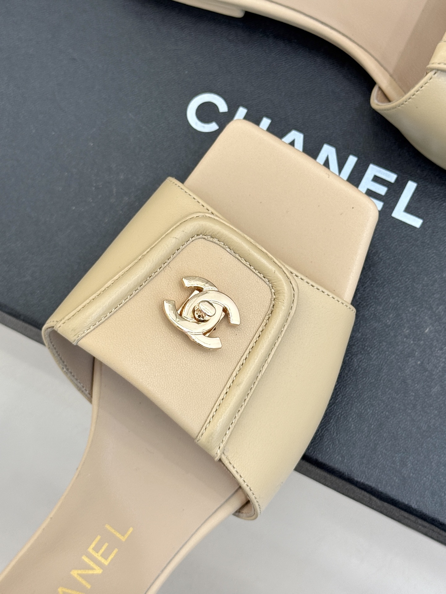 CHANE*｜小香26S新品双C书包扣大方头拖鞋以复古方头重塑夏日步调将经典符号化作足下锋芒。利落大方头