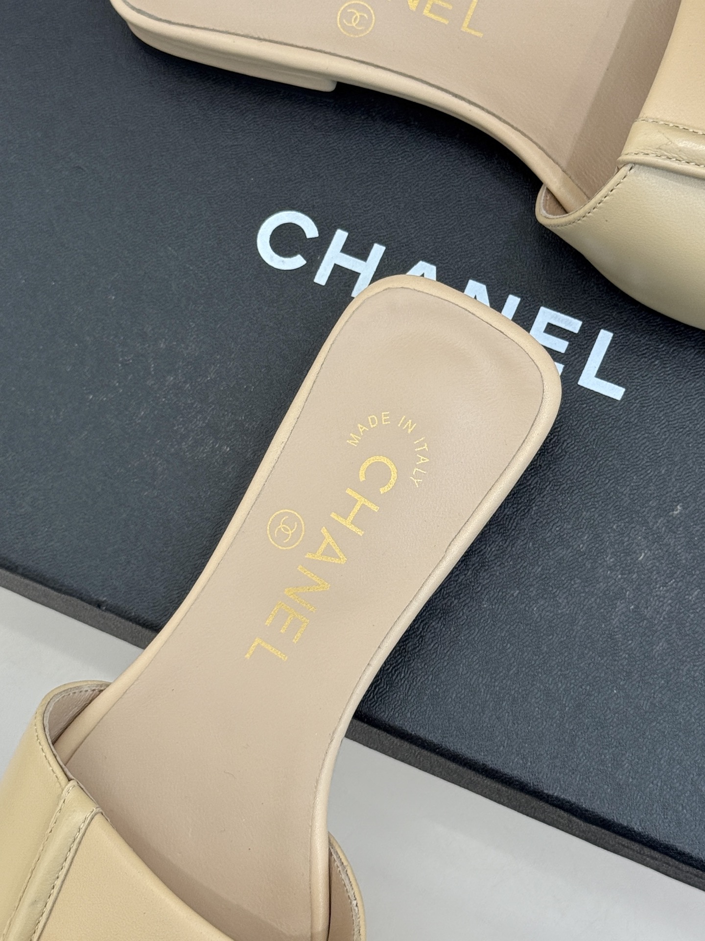 CHANE*｜小香26S新品双C书包扣大方头拖鞋以复古方头重塑夏日步调将经典符号化作足下锋芒。利落大方头