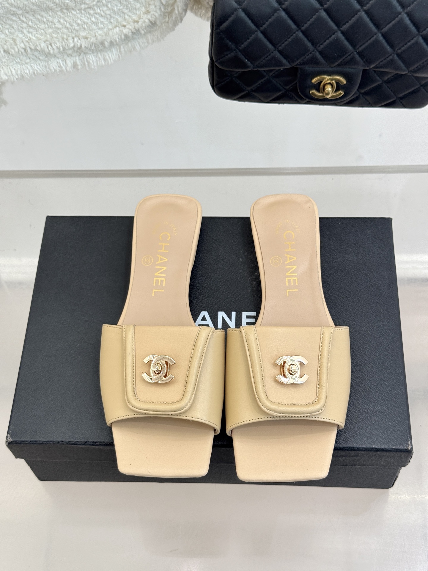 CHANE*｜小香26S新品双C书包扣大方头拖鞋以复古方头重塑夏日步调将经典符号化作足下锋芒。利落大方头