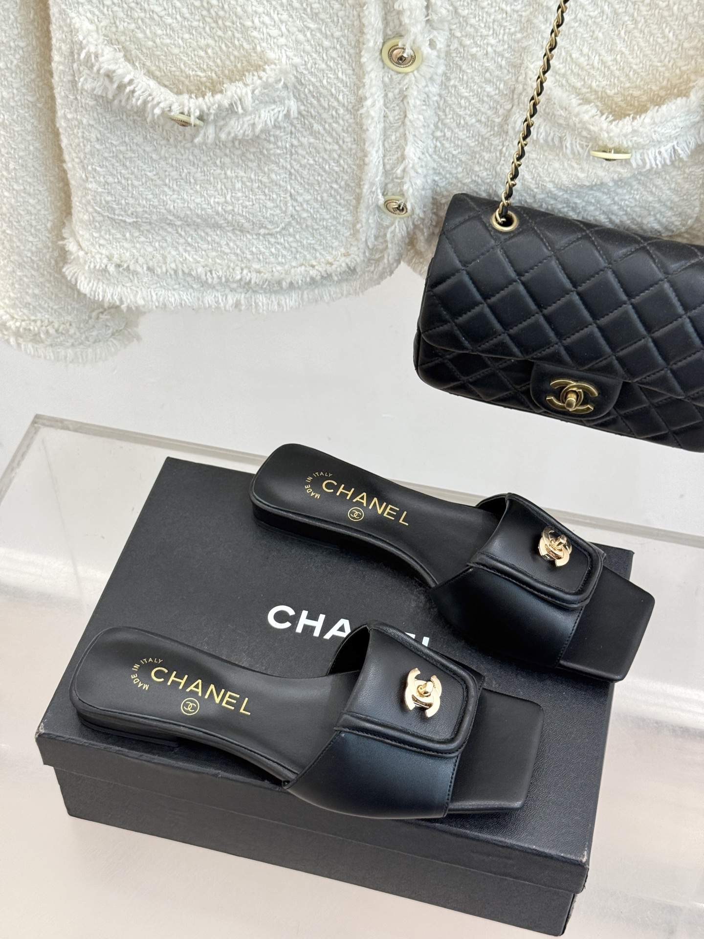 CHANE*｜小香26S新品双C书包扣大方头拖鞋以复古方头重塑夏日步调将经典符号化作足下锋芒。利落大方头