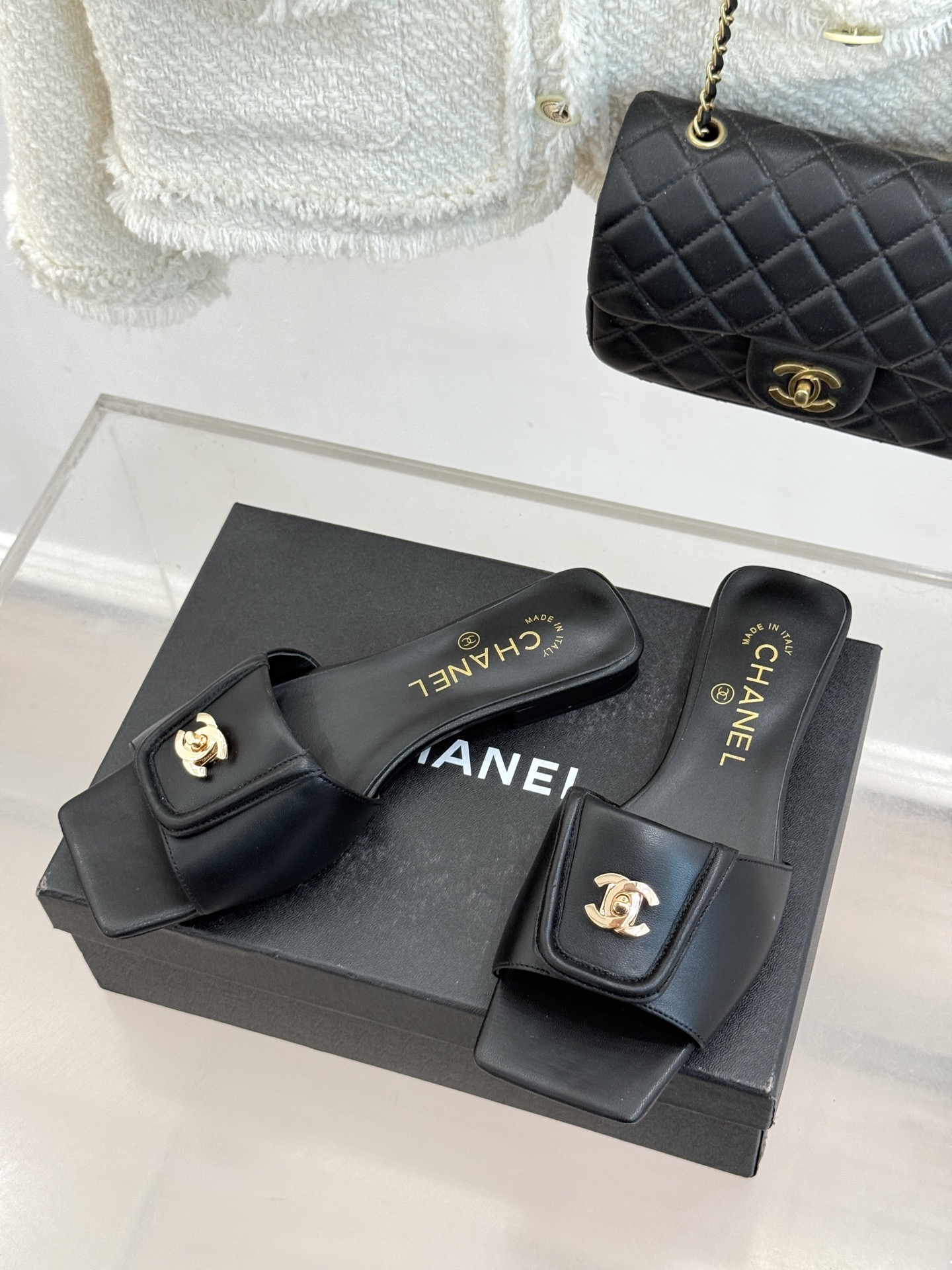 CHANE*｜小香26S新品双C书包扣大方头拖鞋以复古方头重塑夏日步调将经典符号化作足下锋芒。利落大方头
