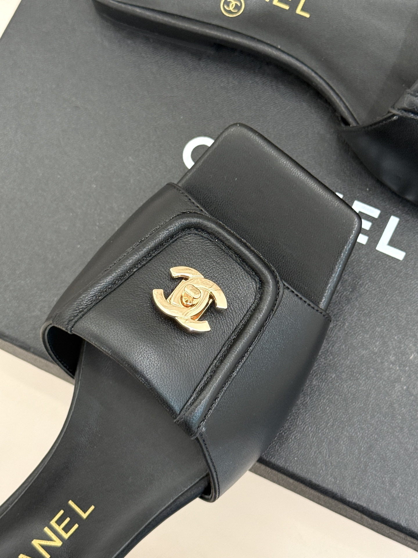 CHANE*｜小香26S新品双C书包扣大方头拖鞋以复古方头重塑夏日步调将经典符号化作足下锋芒。利落大方头
