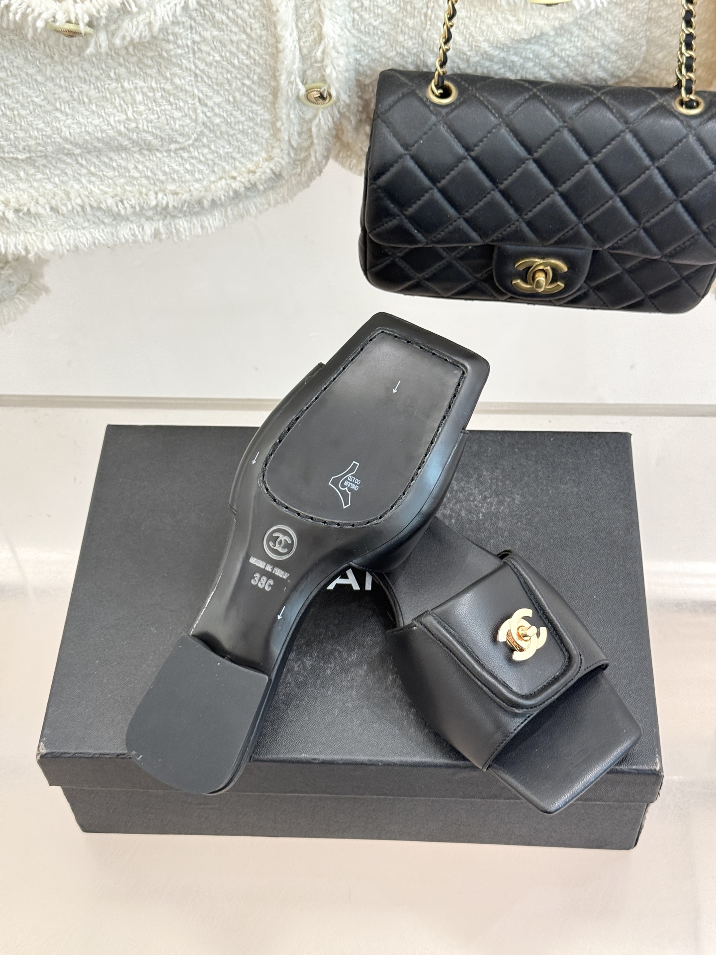 CHANE*｜小香26S新品双C书包扣大方头拖鞋以复古方头重塑夏日步调将经典符号化作足下锋芒。利落大方头
