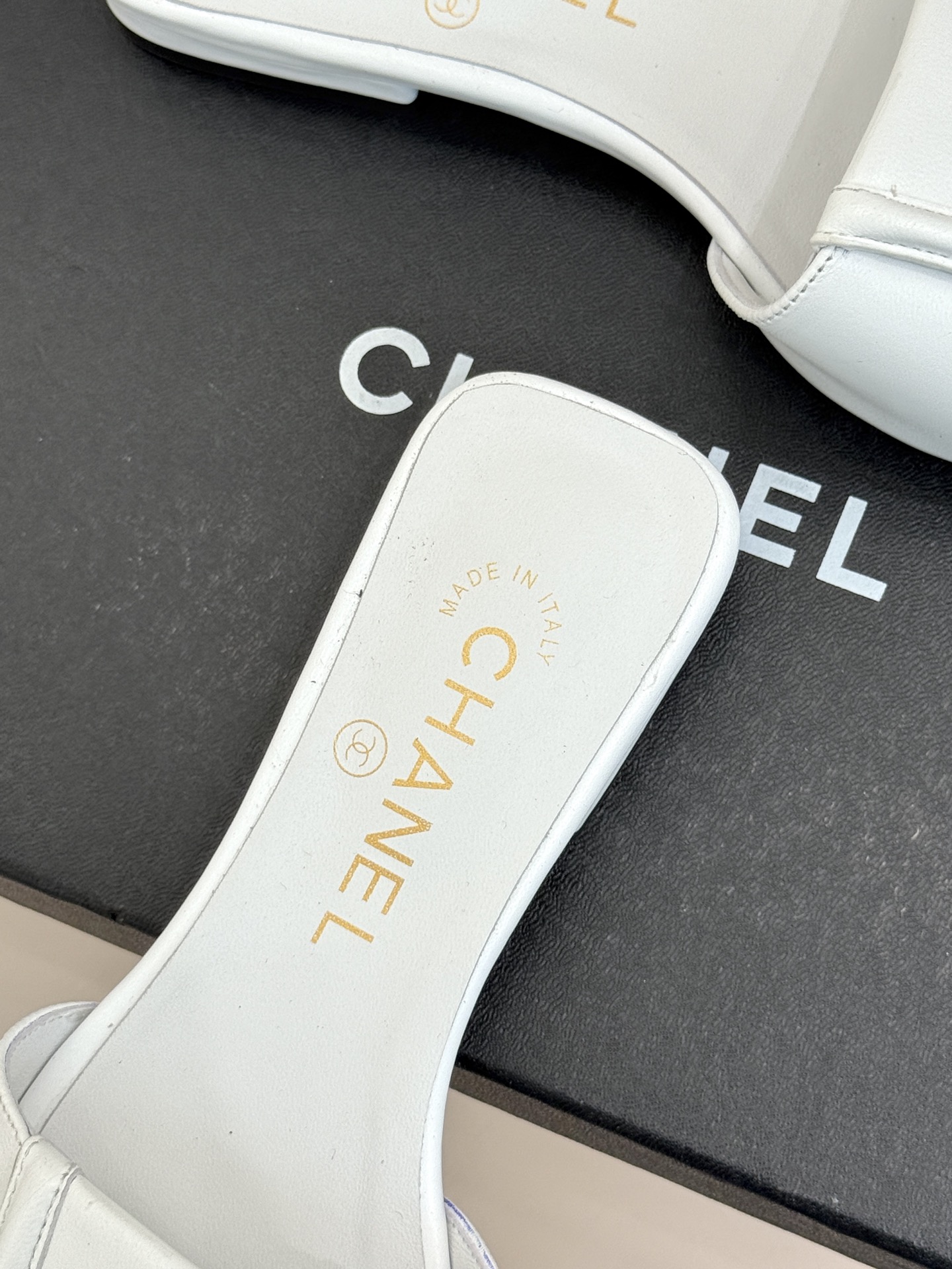 CHANE*｜小香26S新品双C书包扣大方头拖鞋以复古方头重塑夏日步调将经典符号化作足下锋芒。利落大方头