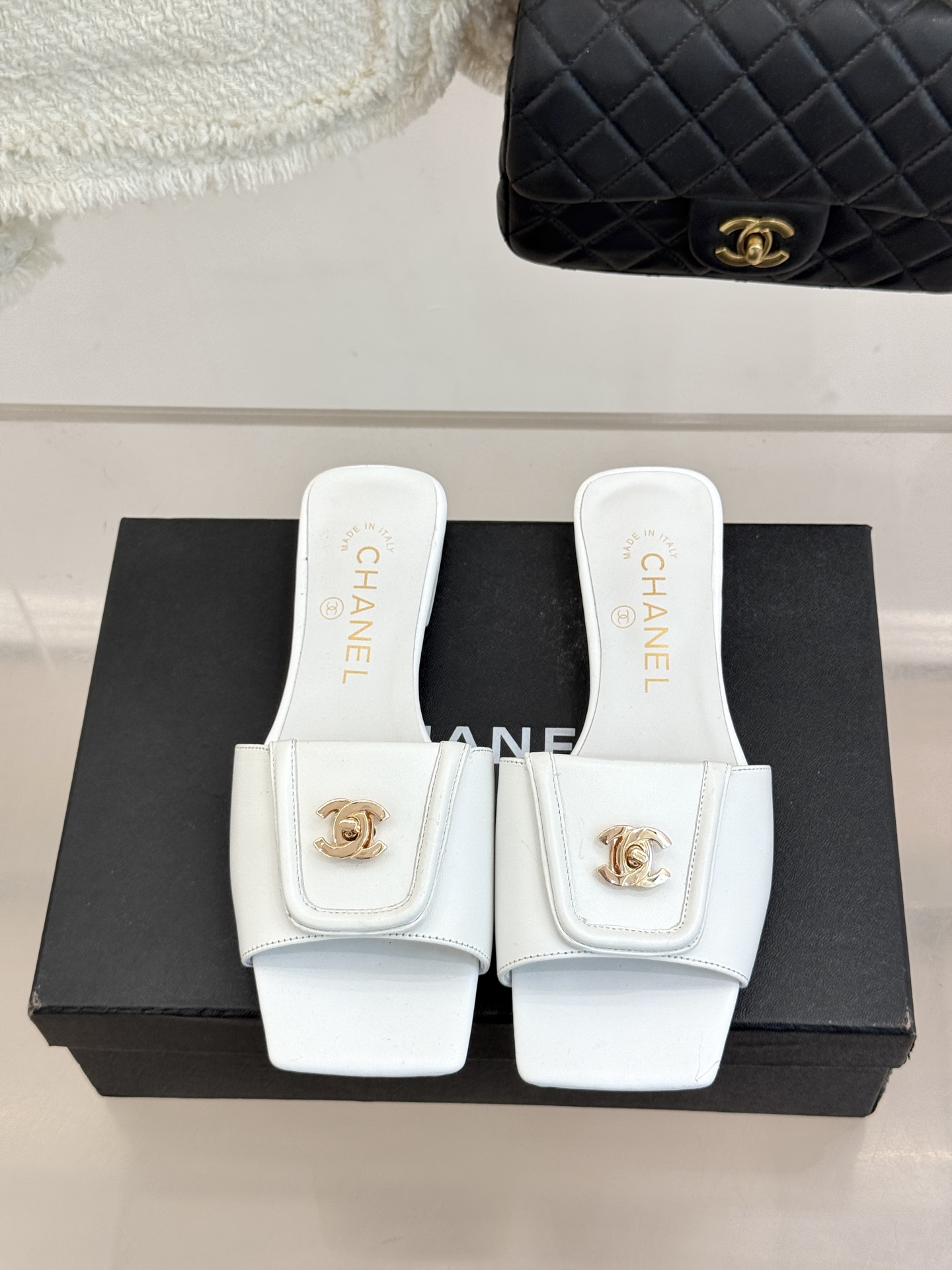 CHANE*｜小香26S新品双C书包扣大方头拖鞋以复古方头重塑夏日步调将经典符号化作足下锋芒。利落大方头
