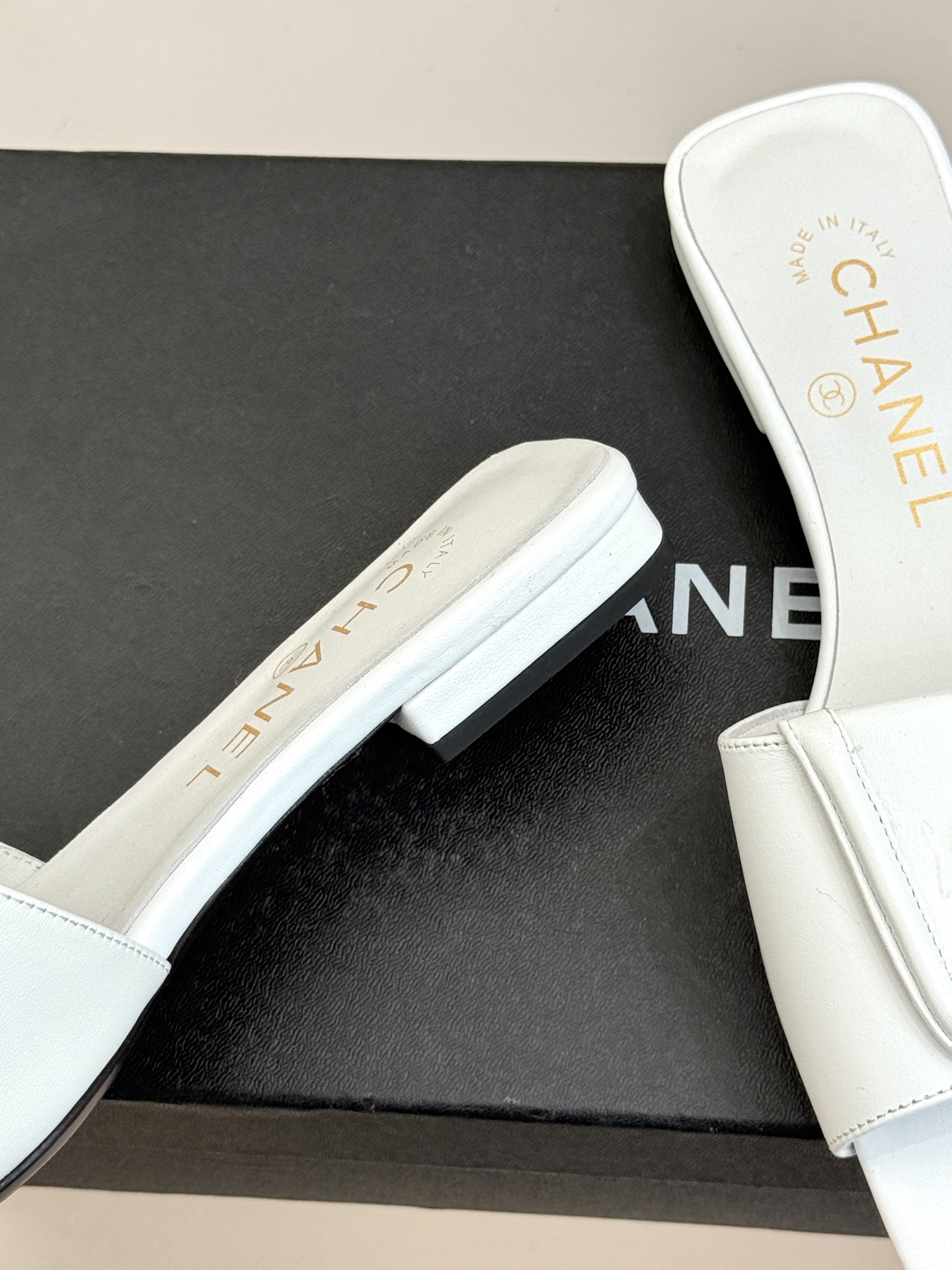 CHANE*｜小香26S新品双C书包扣大方头拖鞋以复古方头重塑夏日步调将经典符号化作足下锋芒。利落大方头