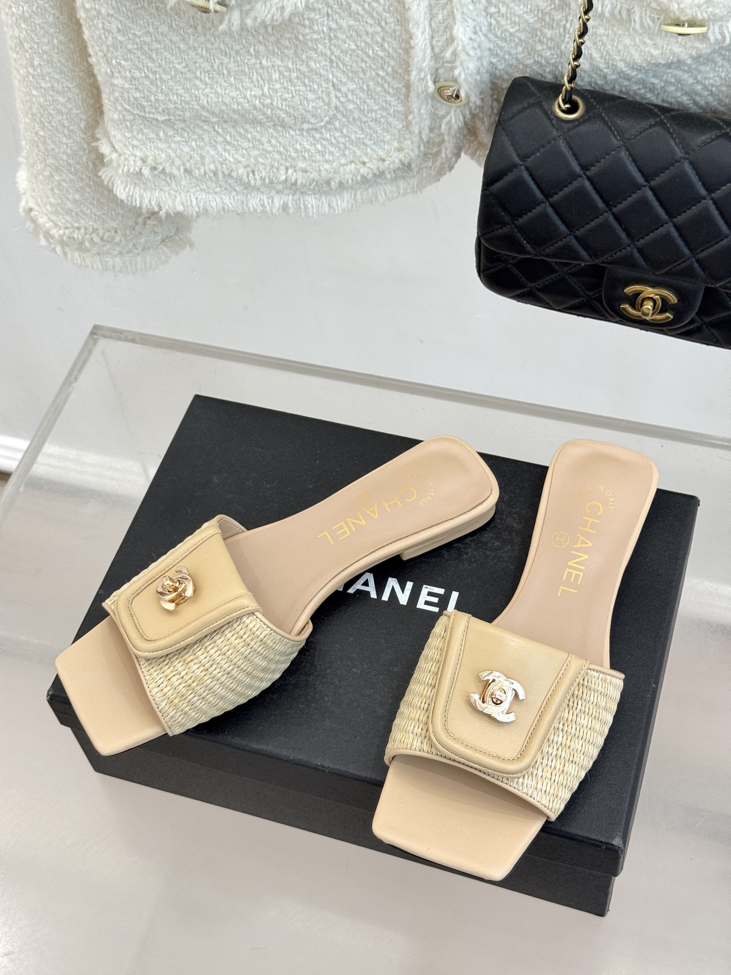 CHANE*｜小香26S新品双C书包扣大方头拖鞋以复古方头重塑夏日步调将经典符号化作足下锋芒。利落大方头