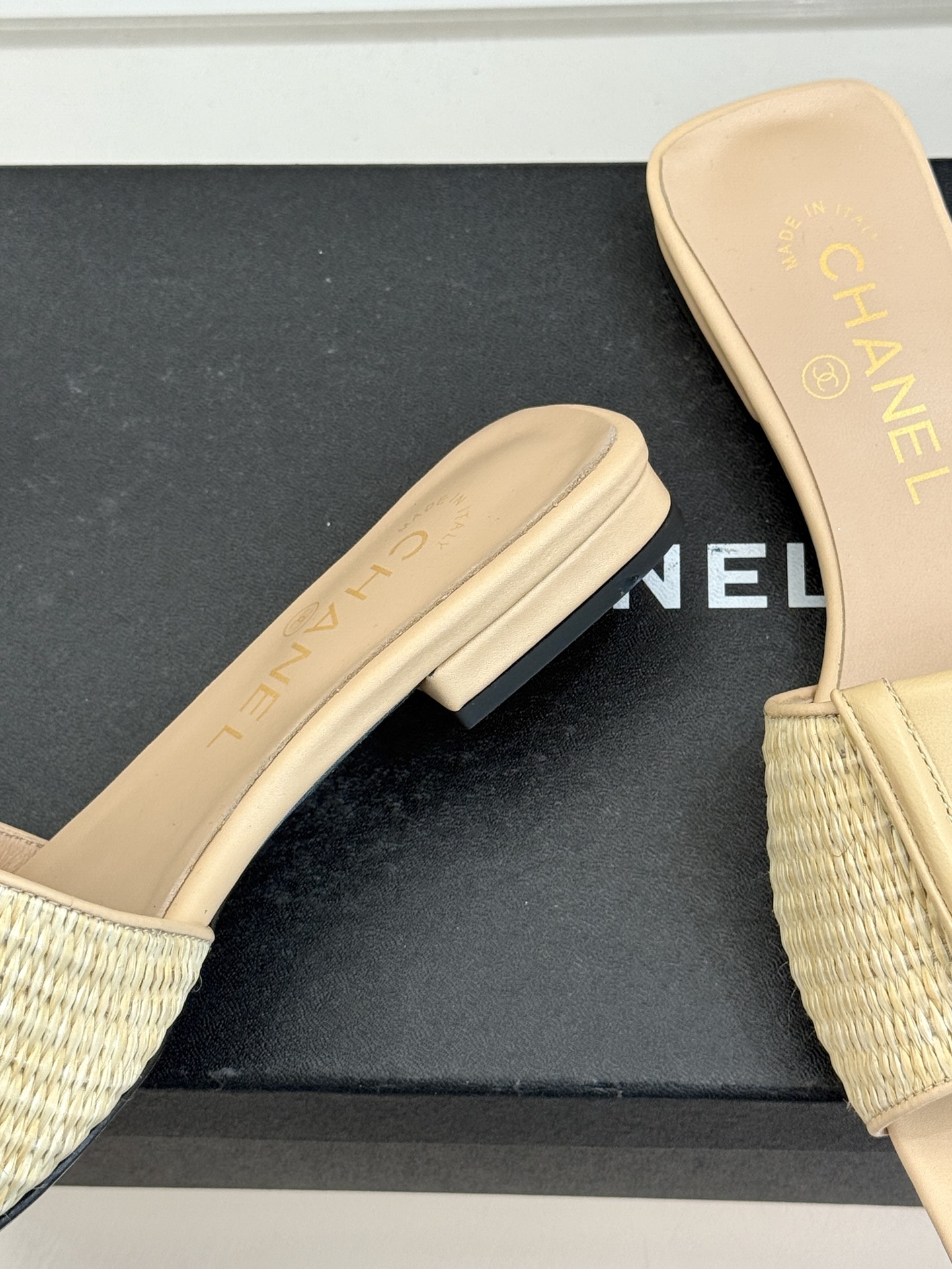 CHANE*｜小香26S新品双C书包扣大方头拖鞋以复古方头重塑夏日步调将经典符号化作足下锋芒。利落大方头