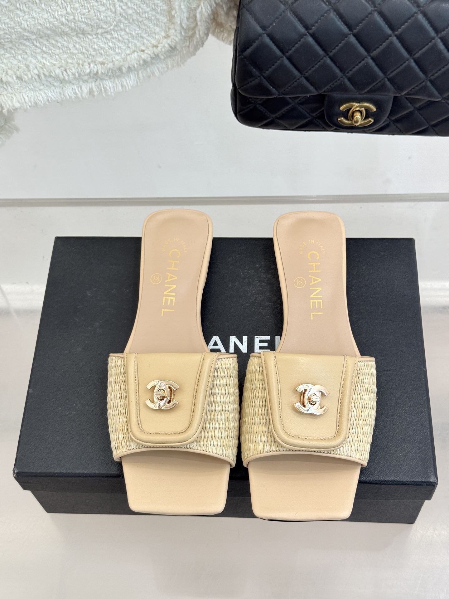 CHANE*｜小香26S新品双C书包扣大方头拖鞋以复古方头重塑夏日步调将经典符号化作足下锋芒。利落大方头