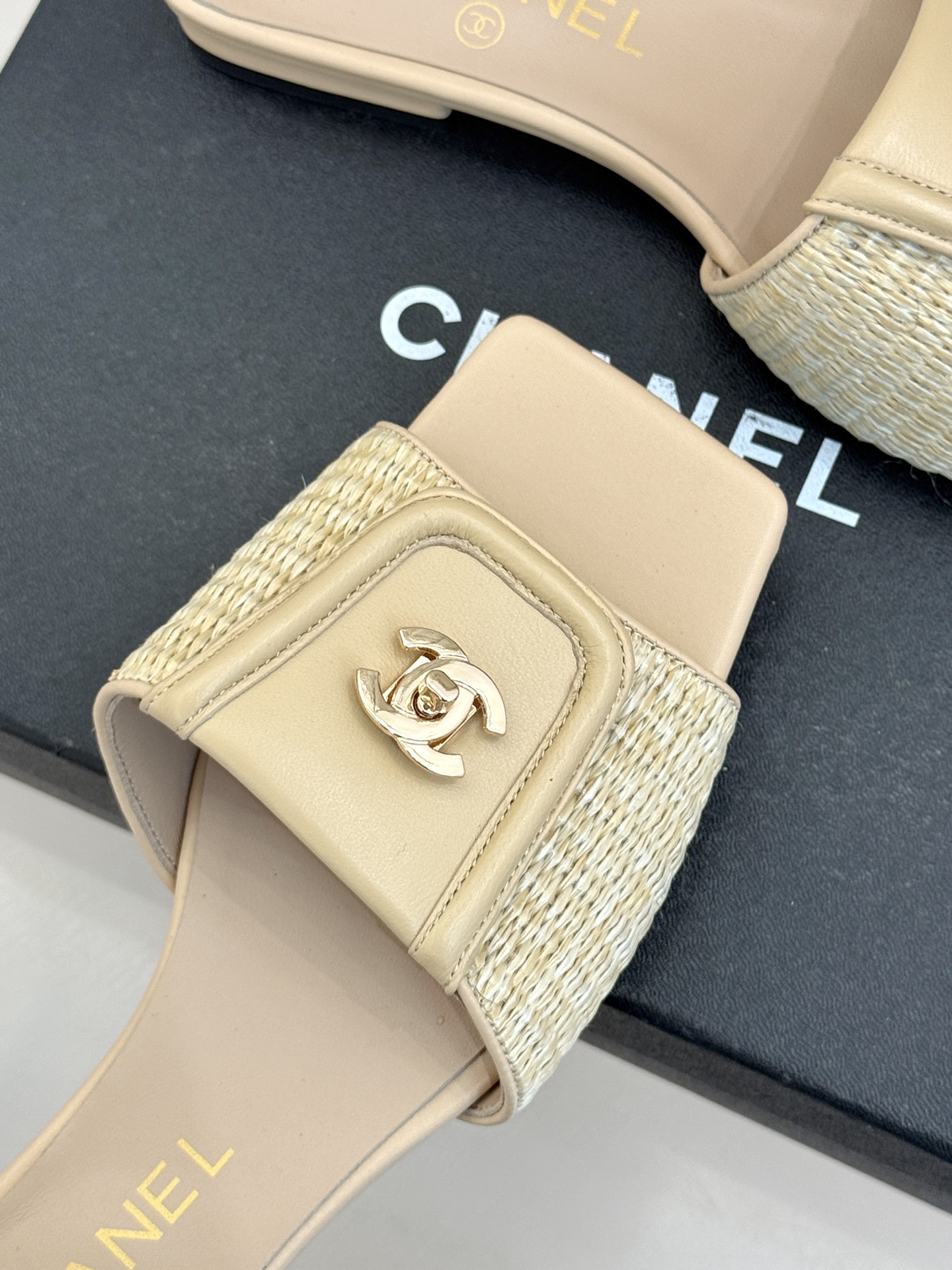 CHANE*｜小香26S新品双C书包扣大方头拖鞋以复古方头重塑夏日步调将经典符号化作足下锋芒。利落大方头