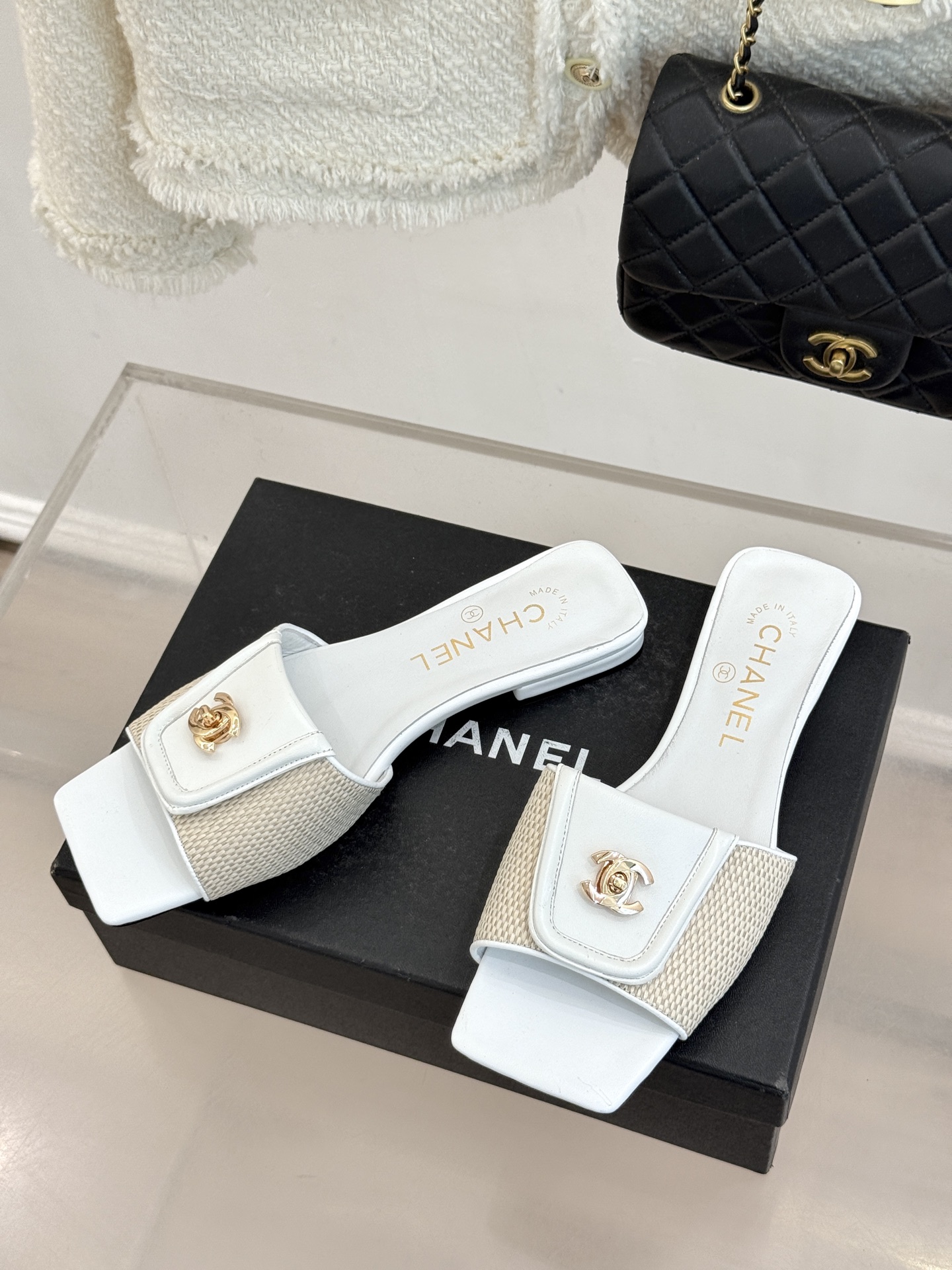 CHANE*｜小香26S新品双C书包扣大方头拖鞋以复古方头重塑夏日步调将经典符号化作足下锋芒。利落大方头