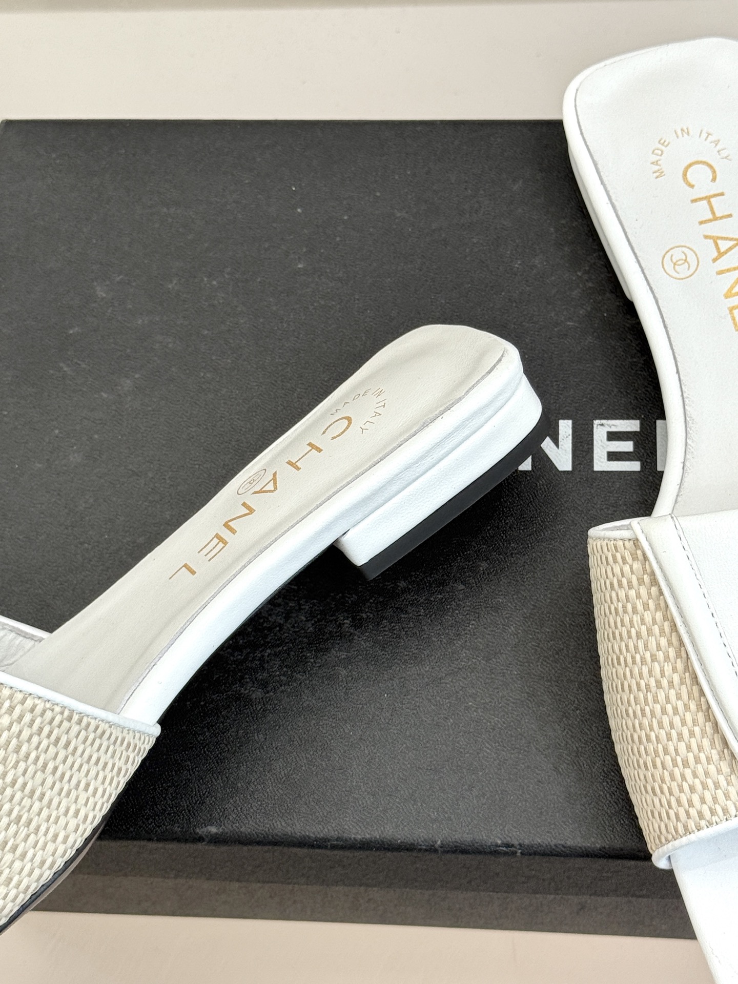 CHANE*｜小香26S新品双C书包扣大方头拖鞋以复古方头重塑夏日步调将经典符号化作足下锋芒。利落大方头