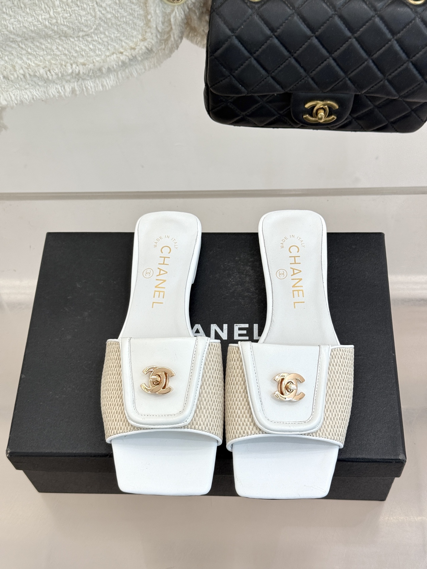 CHANE*｜小香26S新品双C书包扣大方头拖鞋以复古方头重塑夏日步调将经典符号化作足下锋芒。利落大方头