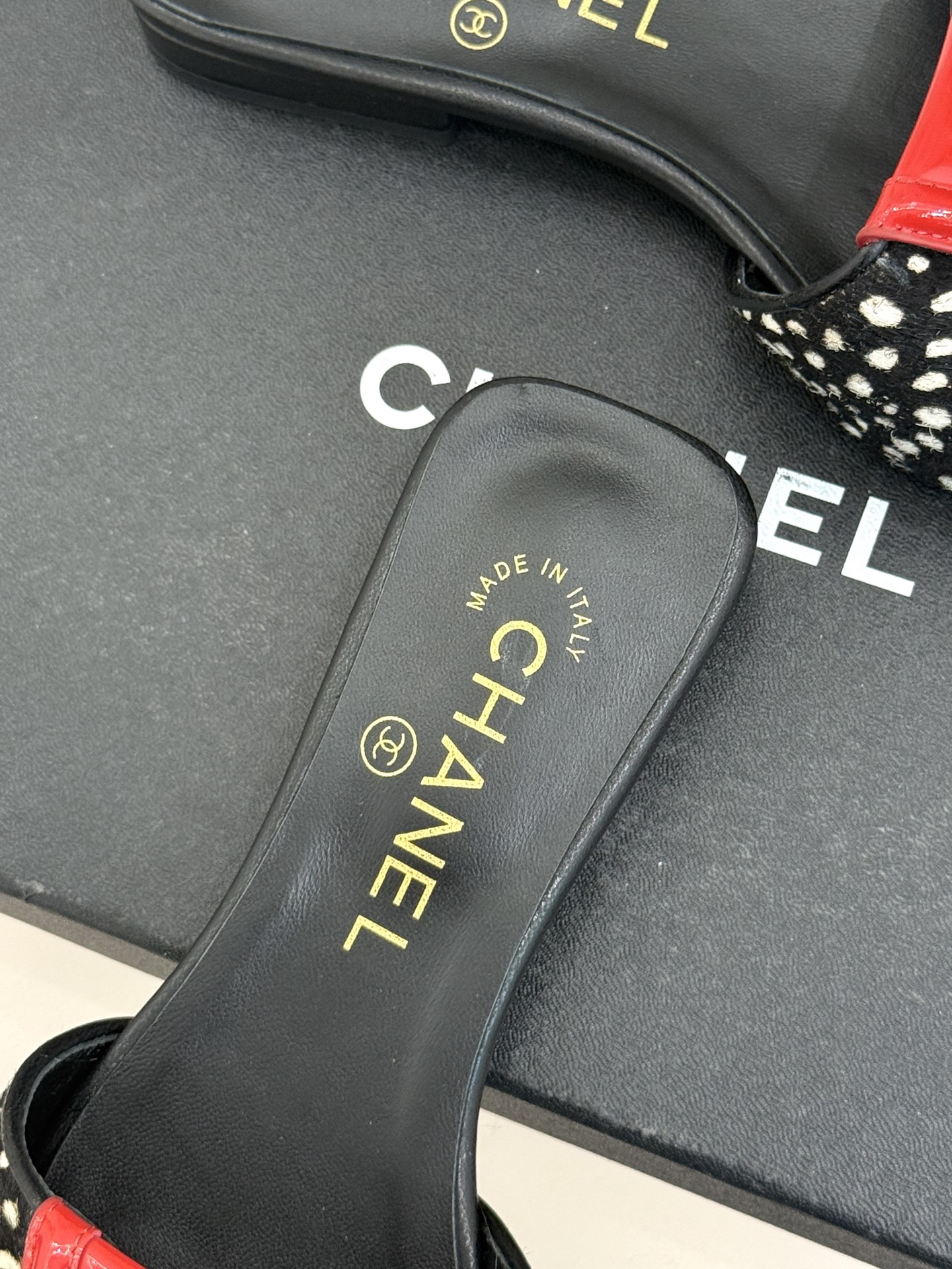 CHANE*｜小香26S新品双C书包扣大方头拖鞋以复古方头重塑夏日步调将经典符号化作足下锋芒。利落大方头