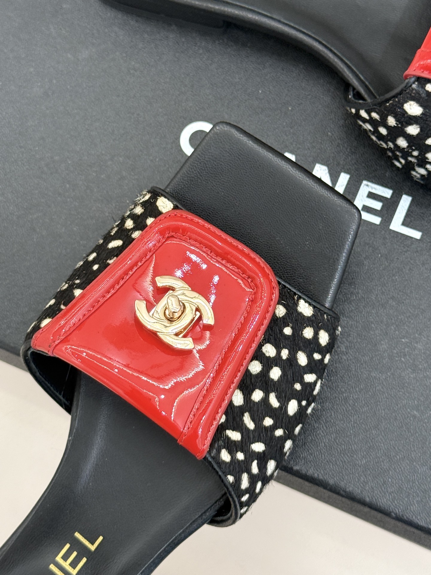CHANE*｜小香26S新品双C书包扣大方头拖鞋以复古方头重塑夏日步调将经典符号化作足下锋芒。利落大方头