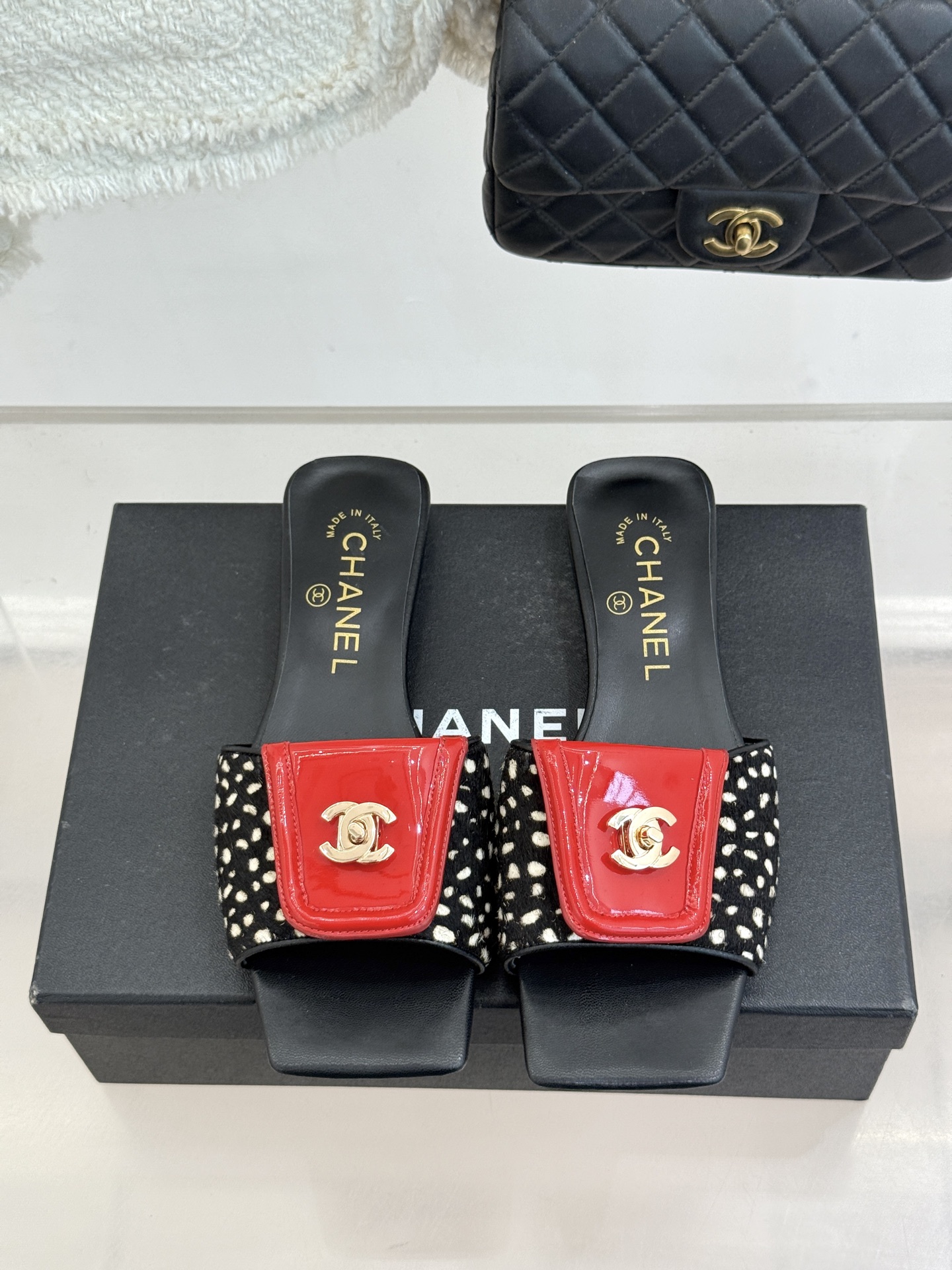 CHANE*｜小香26S新品双C书包扣大方头拖鞋以复古方头重塑夏日步调将经典符号化作足下锋芒。利落大方头