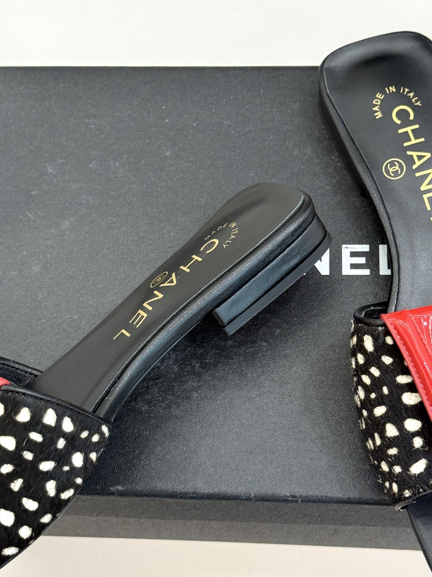 CHANE*｜小香26S新品双C书包扣大方头拖鞋以复古方头重塑夏日步调将经典符号化作足下锋芒。利落大方头