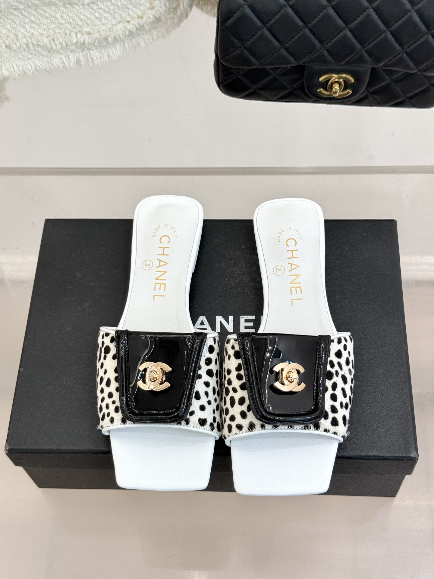 CHANE*｜小香26S新品双C书包扣大方头拖鞋以复古方头重塑夏日步调将经典符号化作足下锋芒。利落大方头