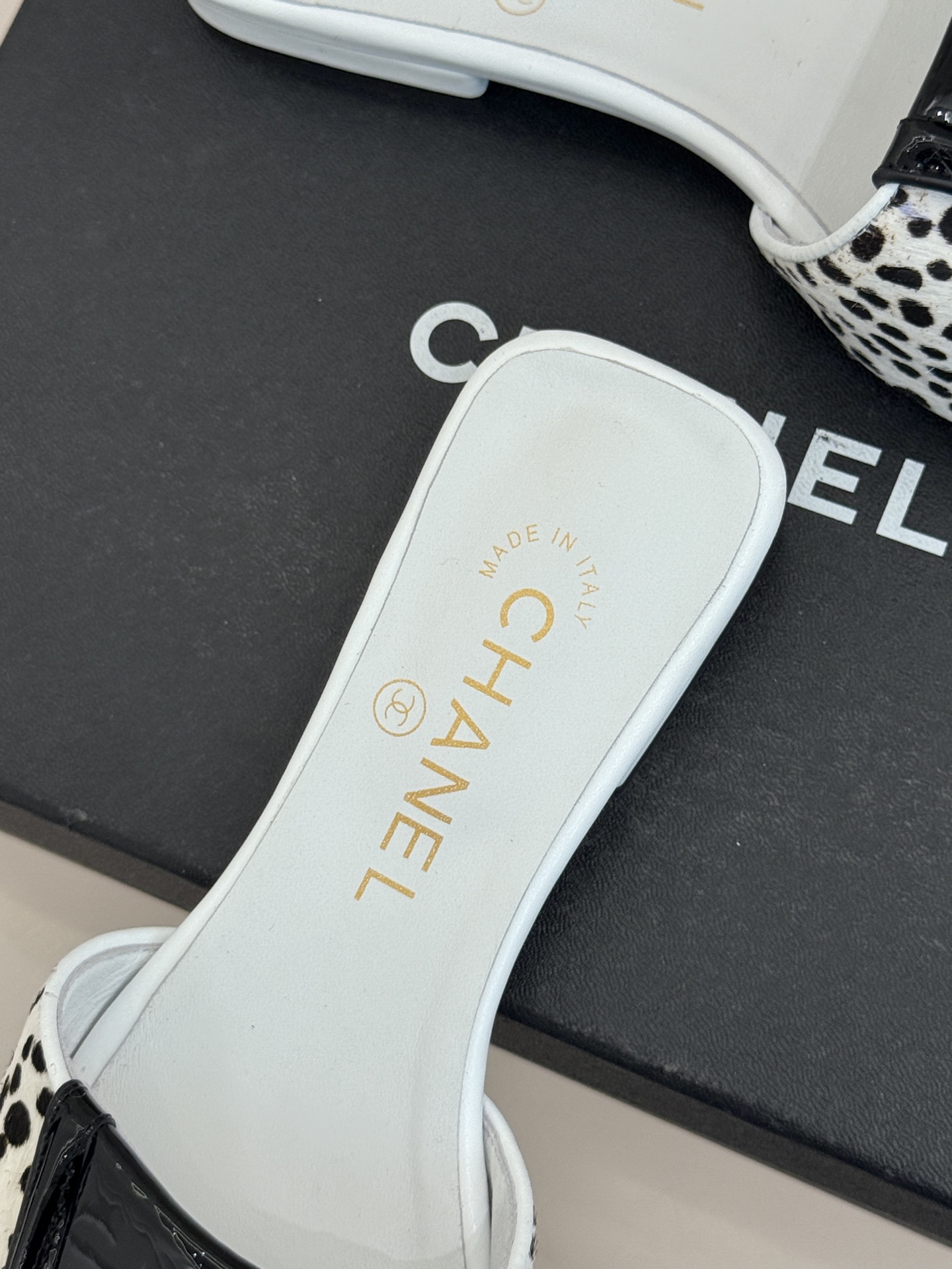 CHANE*｜小香26S新品双C书包扣大方头拖鞋以复古方头重塑夏日步调将经典符号化作足下锋芒。利落大方头