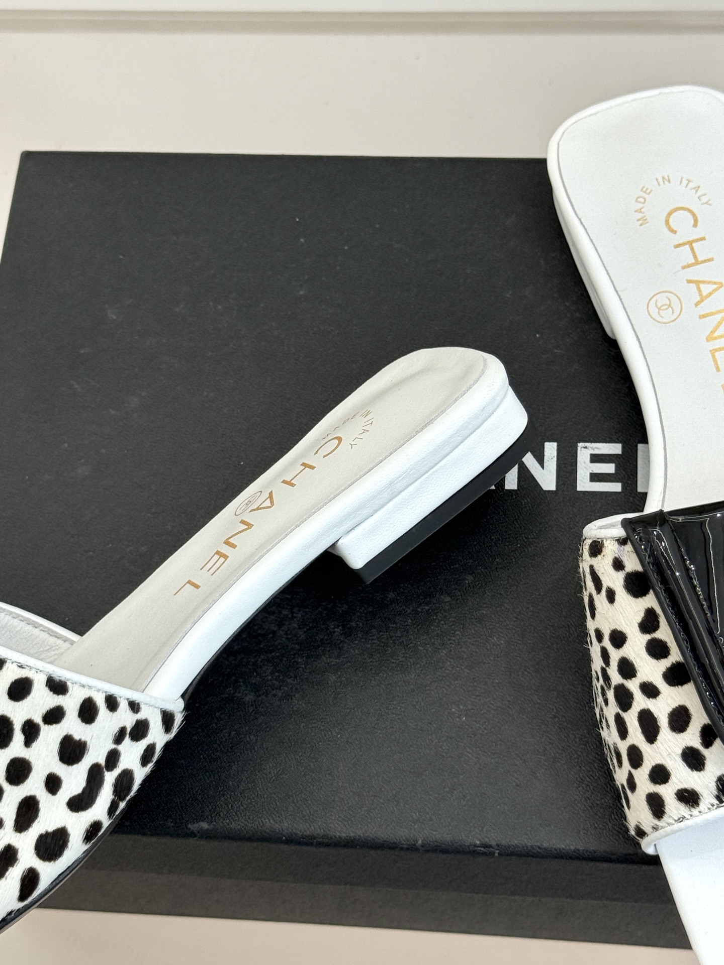 CHANE*｜小香26S新品双C书包扣大方头拖鞋以复古方头重塑夏日步调将经典符号化作足下锋芒。利落大方头