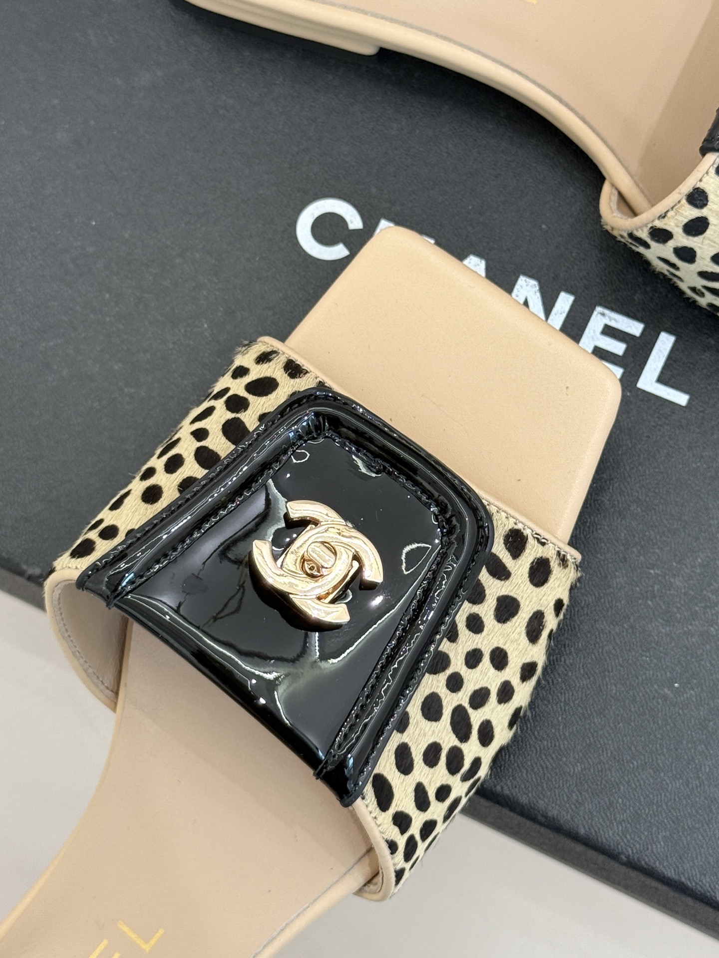 CHANE*｜小香26S新品双C书包扣大方头拖鞋以复古方头重塑夏日步调将经典符号化作足下锋芒。利落大方头